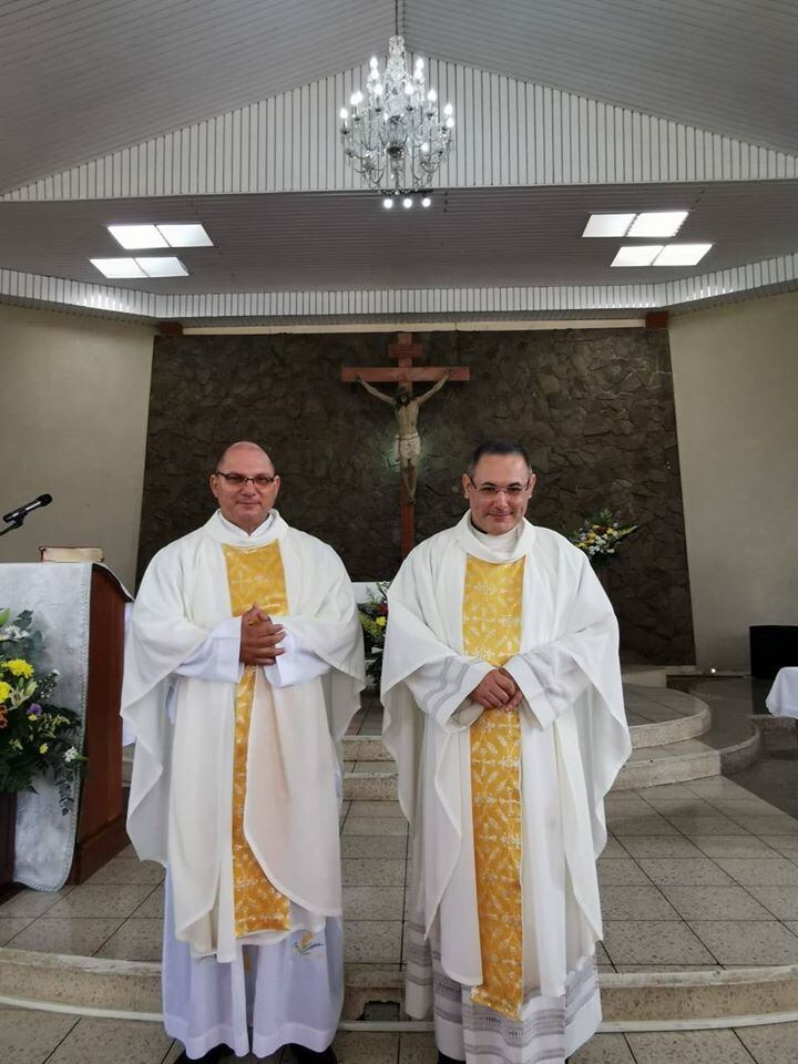 Padre Abraham con ataque de risa por hablar de que “se levante el pico”