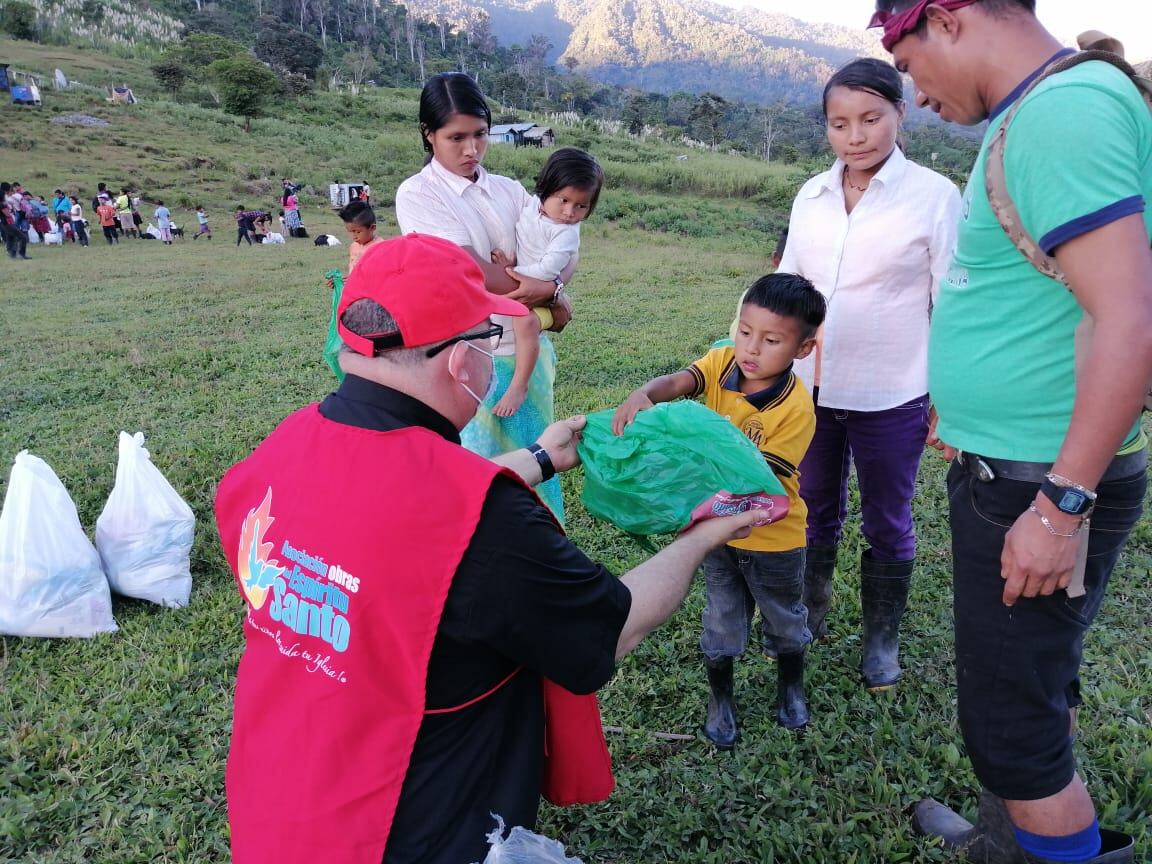 Desde el 13 y hasta el 20 de diciembre, Obras del Espíritu Santo, lideradas por el sacerdote Sergio Valverde, recorrió todo el país repartiendo jamita y regalos a 35 mil niños.
