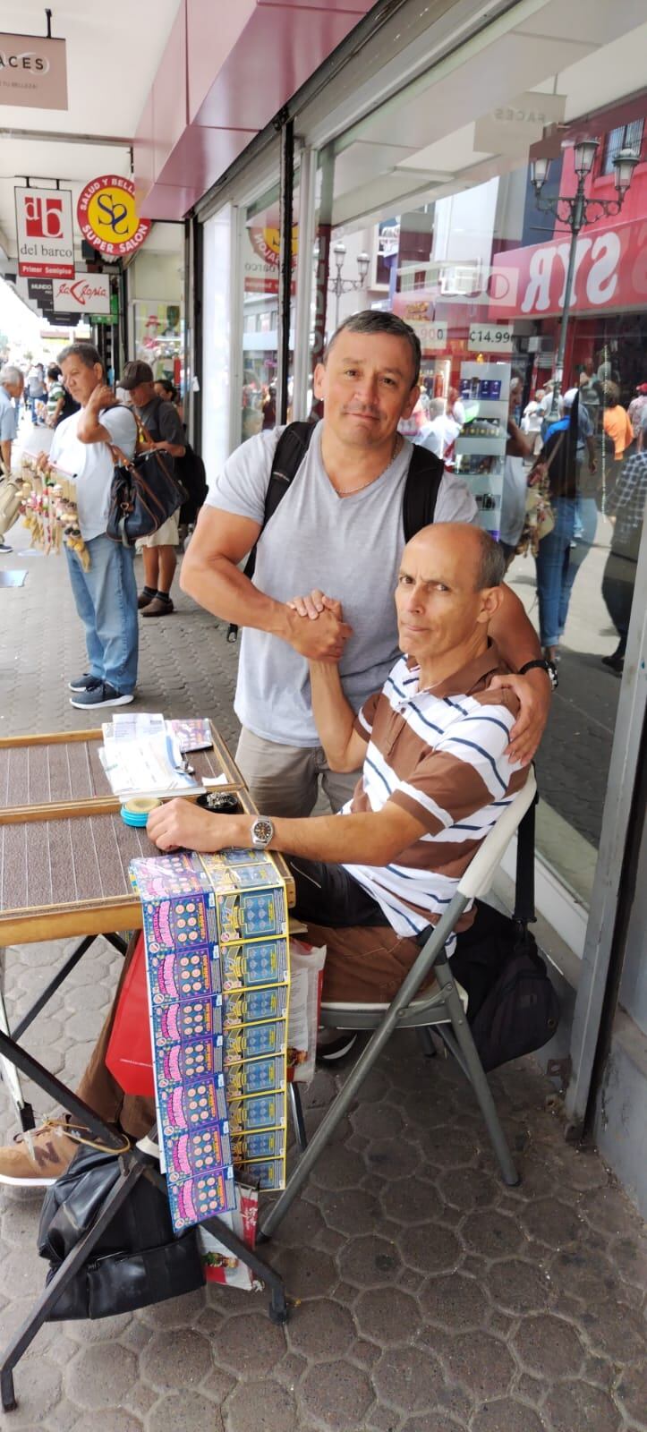 Al honesto chancero, Errol Vásquez, no dejaron de felicitarlo por vender la lotería y los chances al precio oficial de la Junta de Protección Social (JPS), además, le aumentó la clientela porque leyeron la nota que le hicimos el pasado jueves 30 de marzo