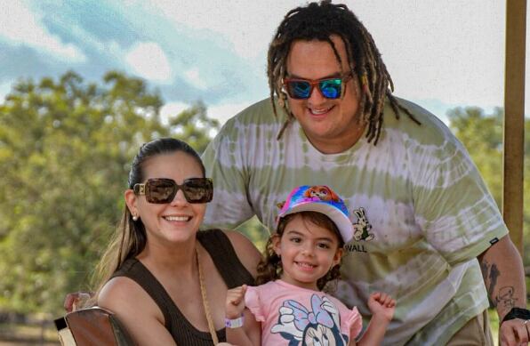 Choché Romano, su esposa Ashley García y su hija Leah.