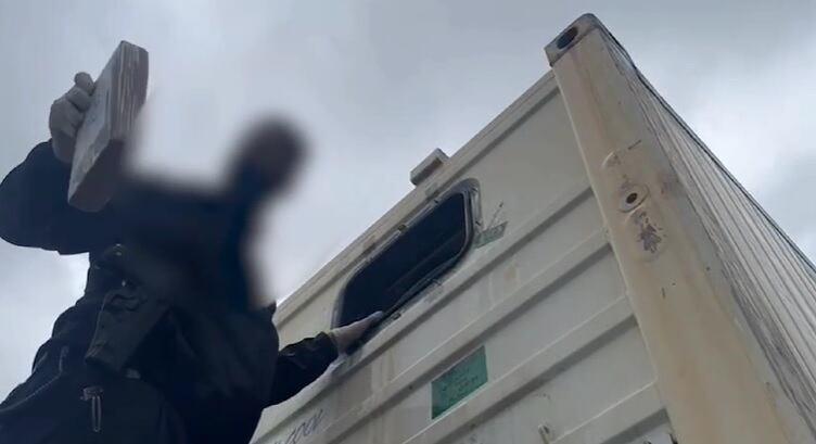 Los paquetes de cocaína iban ocultos en el sistema de refrigeración del contenedor.