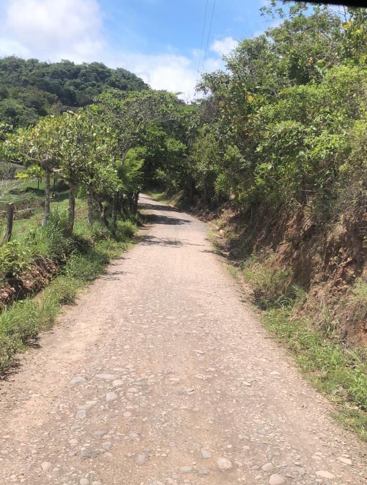 Don Marcos Rojas Venegas se llevó el susto de la vida, el pasado martes 12 de enero, cuando iba conduciendo su vehículo y se dirigía a visitar a sus padres, que viven en Mesetas de Esparza en Puntarenas, al observar un objeto volador no identificado (ovni) en el cielo y cerca de las montañas puntarenenses.