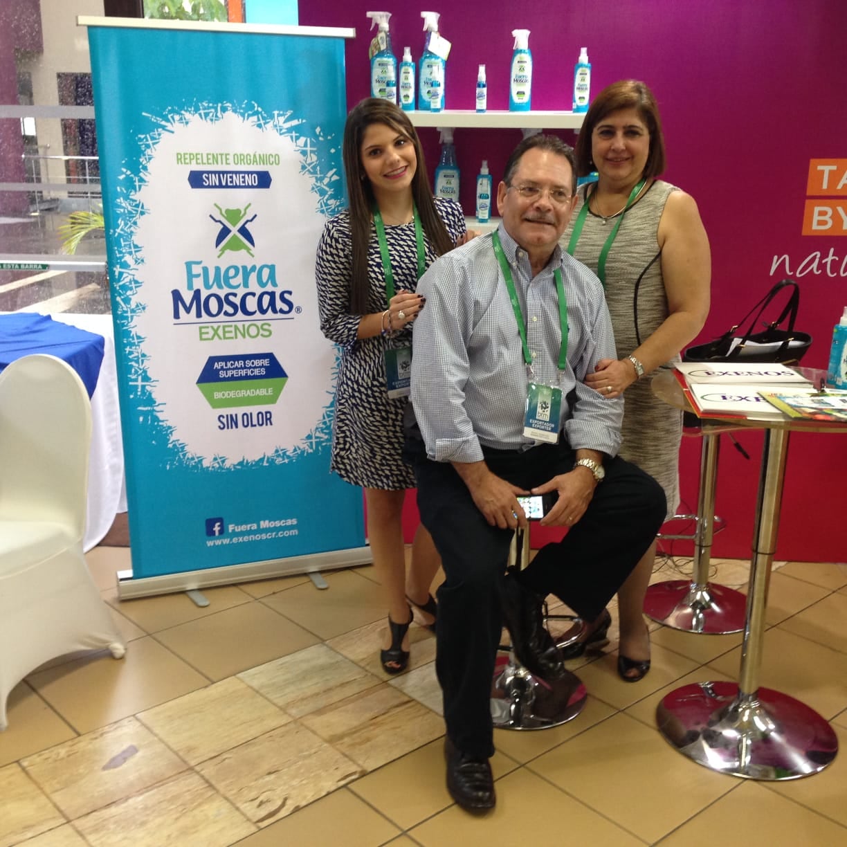 Bernal Rodríguez y Ana Corrales, quienes en 1993 fundaron una empresita a la que le pusieron Exenos: actualmente la hija de ambos, Eugenia Rodríguez, trabaja con ellos.