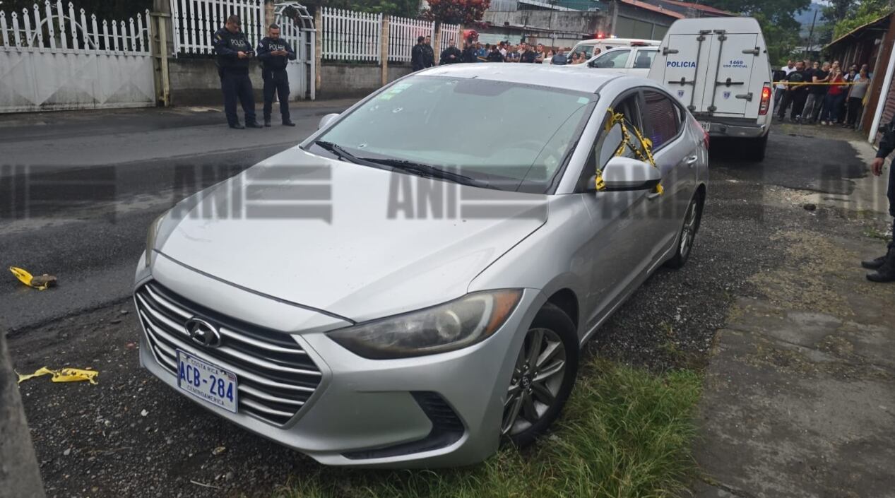 Un hombre identificado con los apellidos Cole Ramírez, de 28 años, fue víctima de un violento homicidio cuando se encontraba dentro de un vehículo en San Rafael Arriba de Desamparados. Foto: ANI