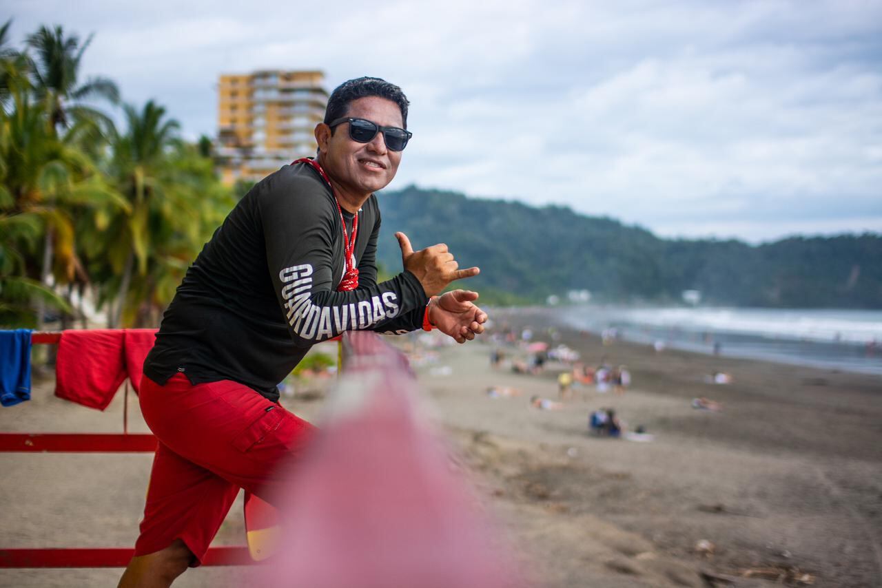 Marvin Chen es un guardavidas profesional que tiene más de 20 años de experiencia en diferentes playas del mundo como las de Australia y Estados Unidos. Es le jefe de guardavidas en Jacó y nos ayudó a crear los “10 mandamientos” para que usted pueda disfrutar del mar sin ponerse en peligro