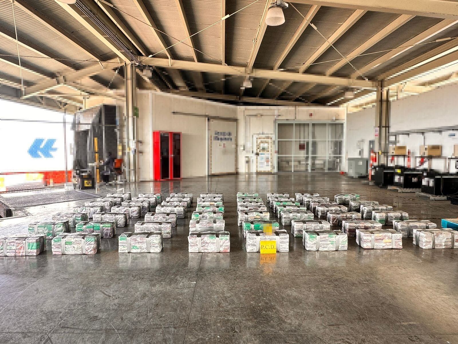 Decomisan una tonelada de cocaína en carga de arena