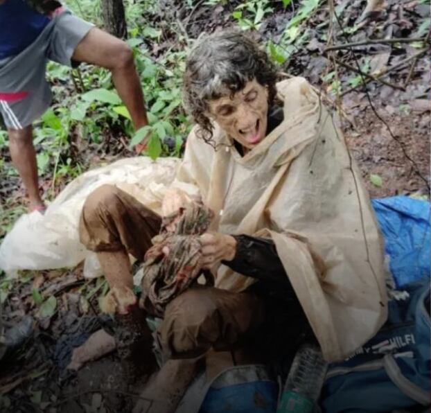 Mujer atada a un árbol