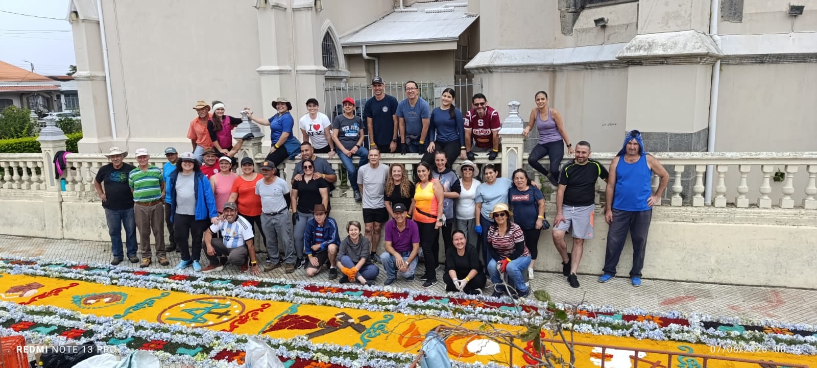 La celebración de Corpus Christi, desde la madrugada del domingo 7 de junio decenas de vecinos trabajaban contra reloj para convertir las calles alrededor del templo de San Rafael Arcángel de Heredia en una verdadera alfombra de fe, color y tradición. Mauricio Campos fue uno de ellos.
