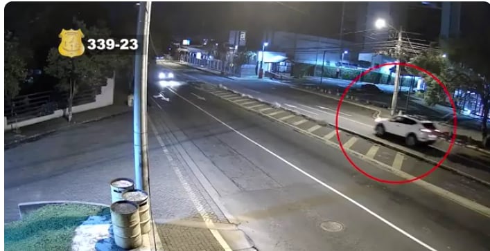 En este carro huyeron los sospechosos tras dejar botado el carro de la víctima.