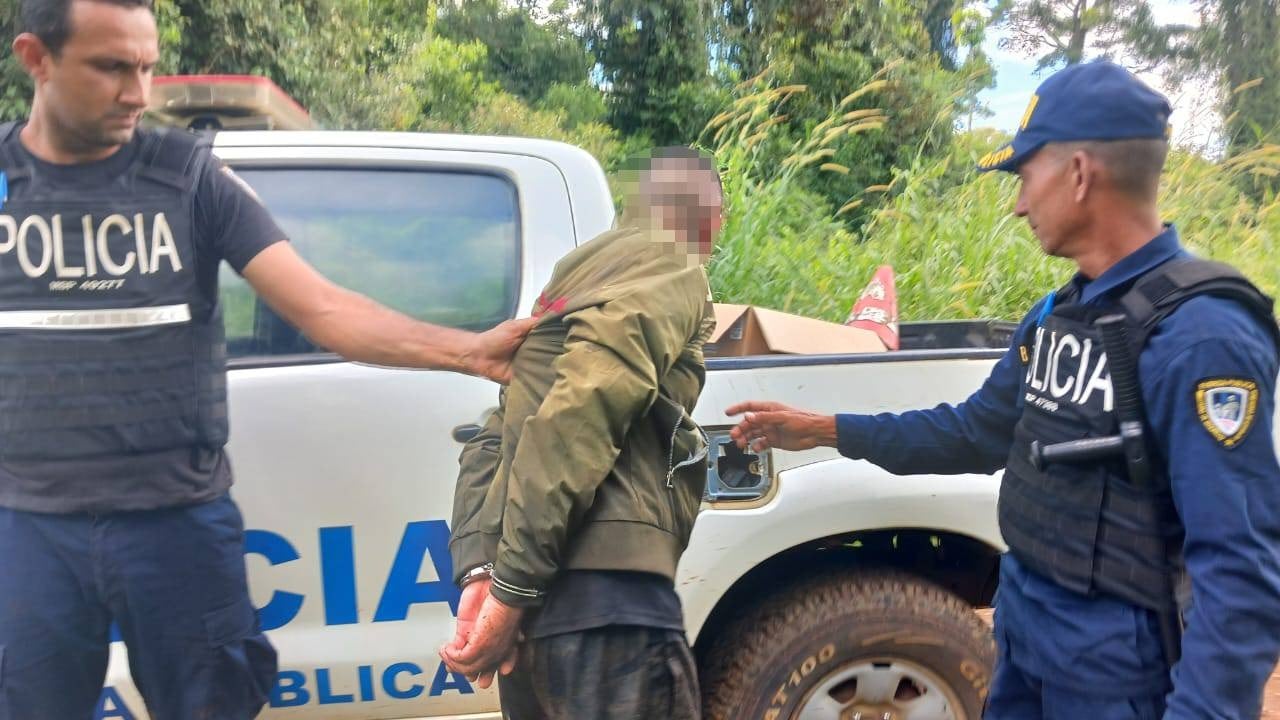 Alexander Ramírez Montalbán, de 39 años, alias “El Grande”, murió al recibir un balazo en la cabeza cuando se encontraba en un taller en la urbanización El Parque, de Los Chiles, zona norte del país. Los sospechosos son de apellidos Trigueros, de 21 años y González, de 29 años. Foto: MSP