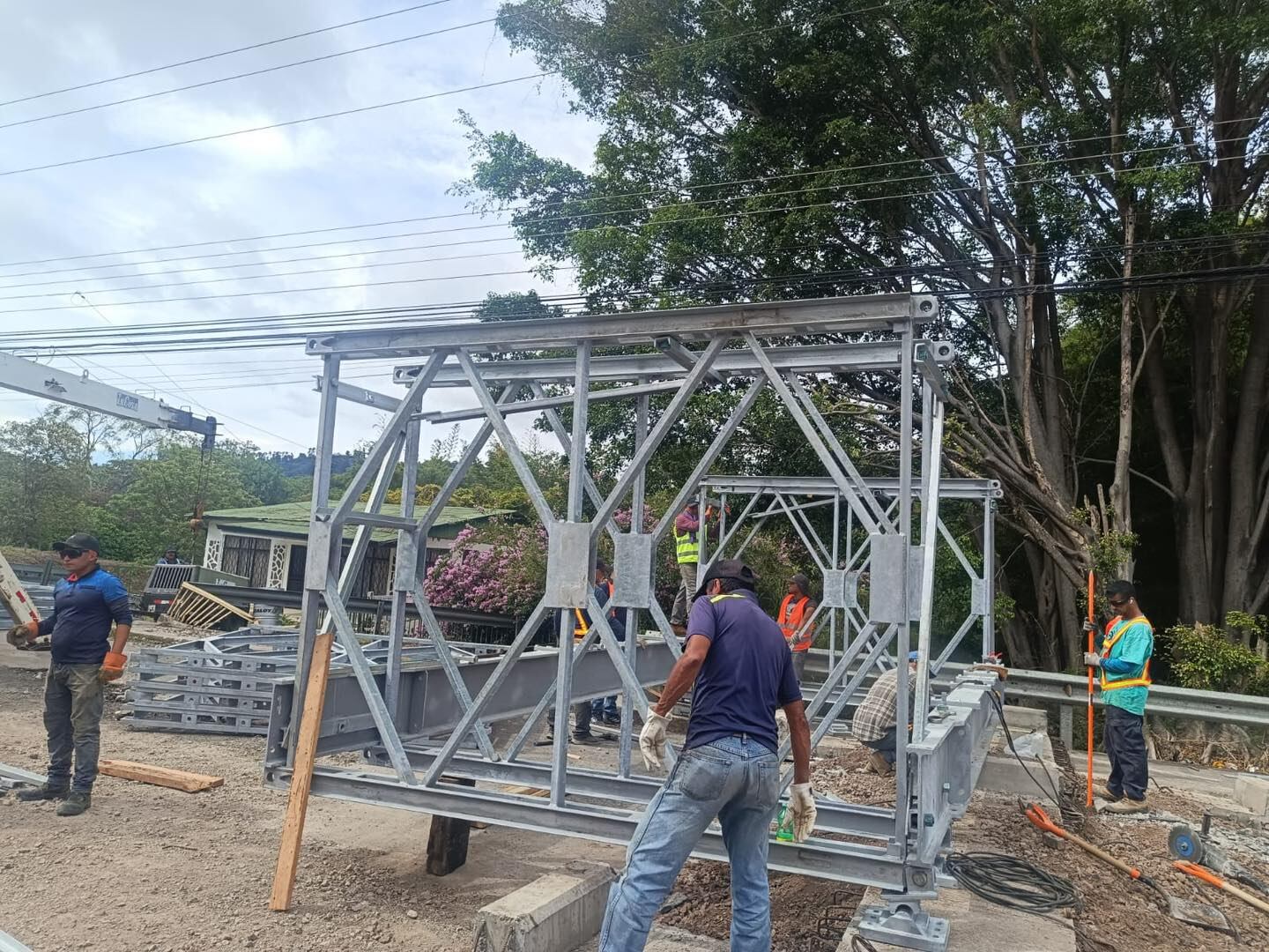 Instalación del puente Bailey sobre el río Damas, en Desamparados