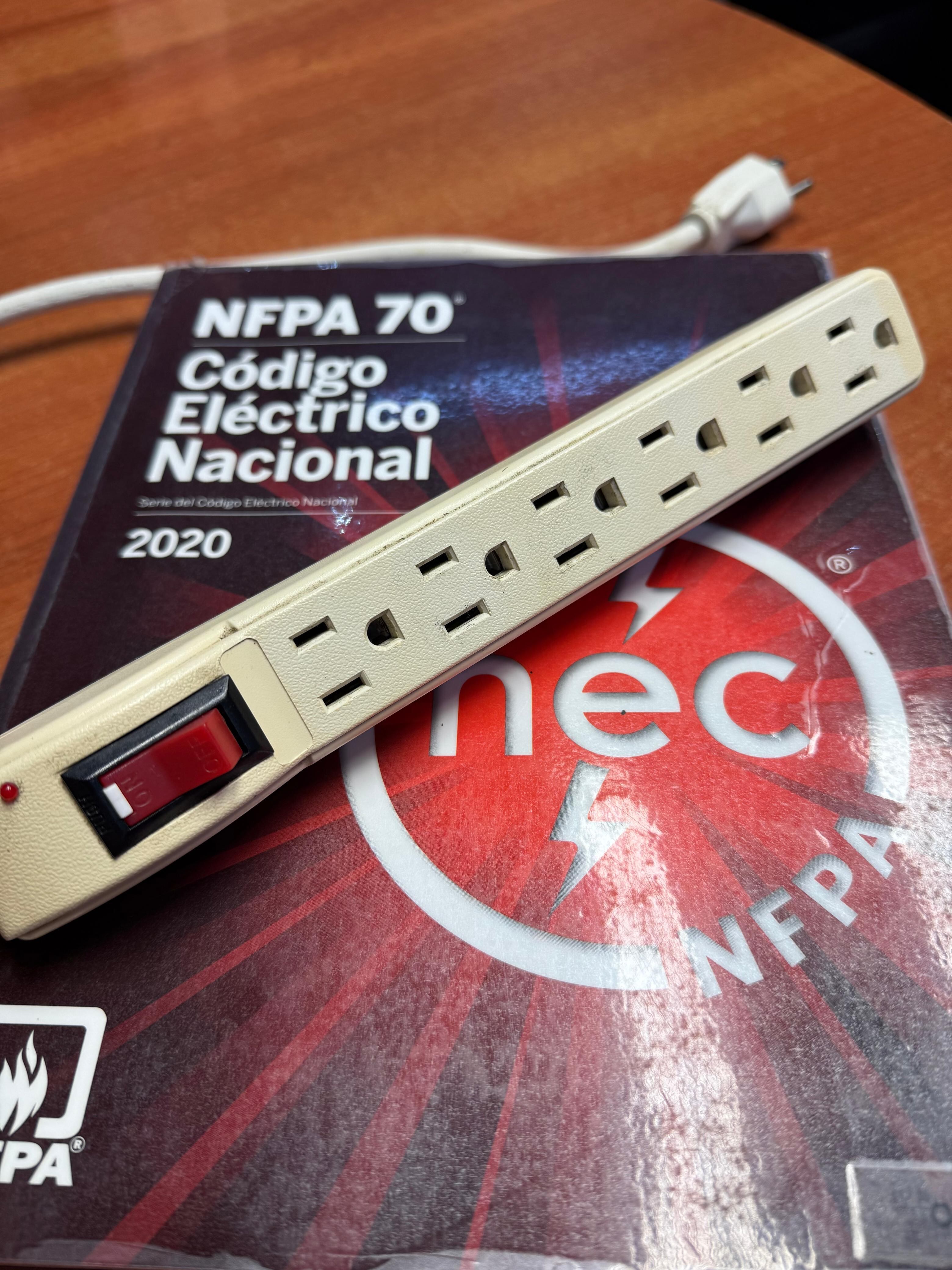 Andrea Zúñiga Montero, ingeniera electromecánica y jefa de la Oficina de Control de Instalaciones Eléctricas del Colegio Federado de Ingenieros y Arquitectos (CFIA), nos ayudó a juzgar a las malas regletas