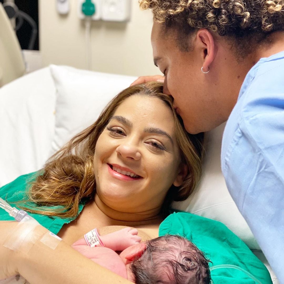 Choché Romano, su esposa Ashley García y su hija Leah.