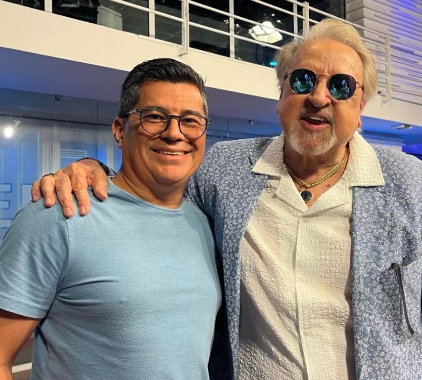 Carlos Villagrán en Telenoticias junto a Ignacio Santos y junto algunos periodistas de Teletica