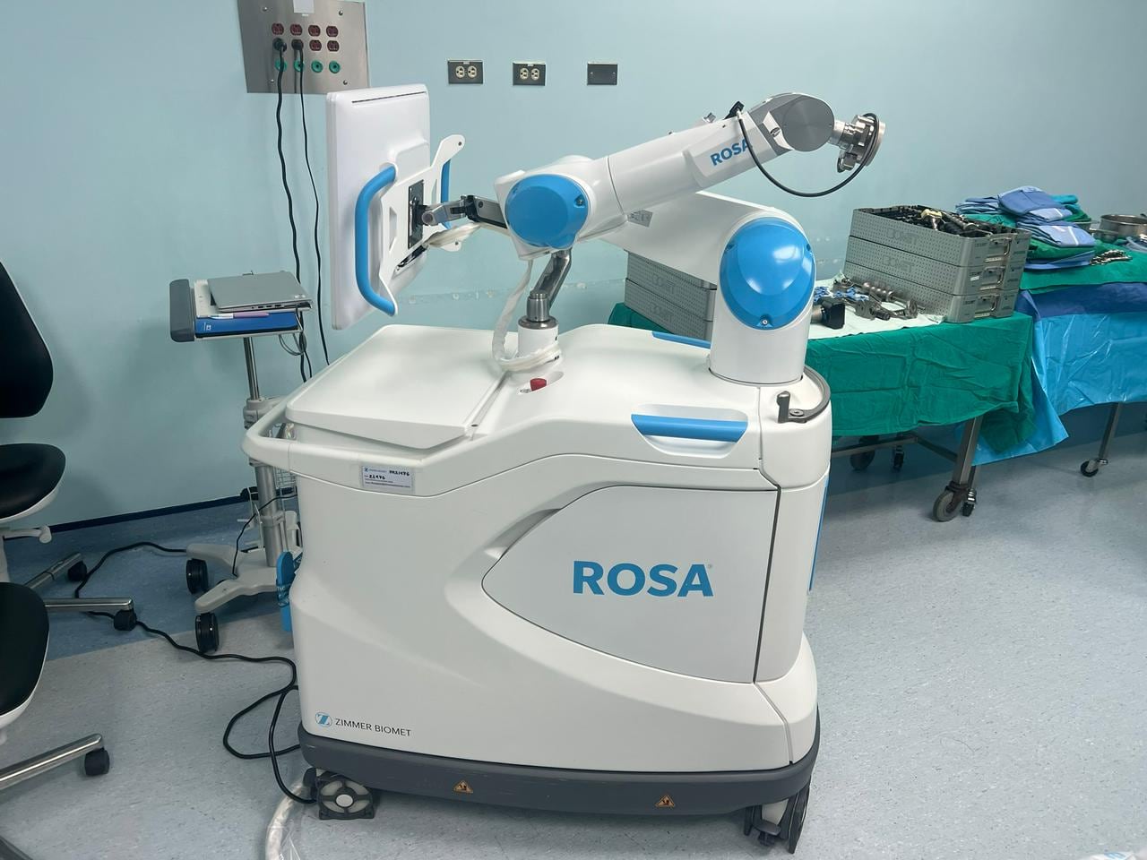 Rosa, el robot que ayuda a los cirujanos a hacer operaciones de reemplazo de rodilla