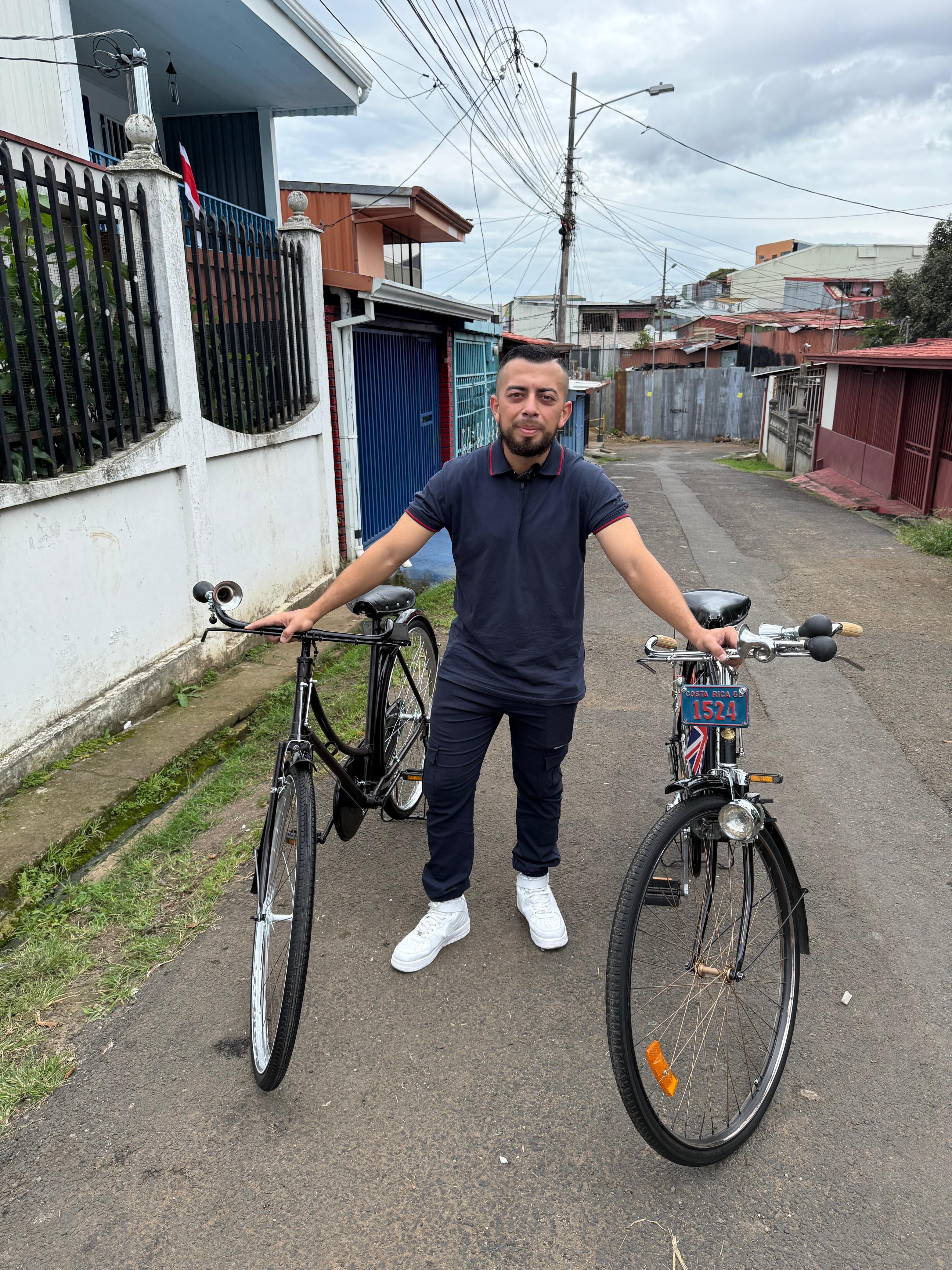Alajueliteño Ángel Núñez maneja dos bicicletas que tienen placas metálicas las cuales son un recuerdo de la época en que las bicicletas también debían estar inscritas para circular por Costa Rica.