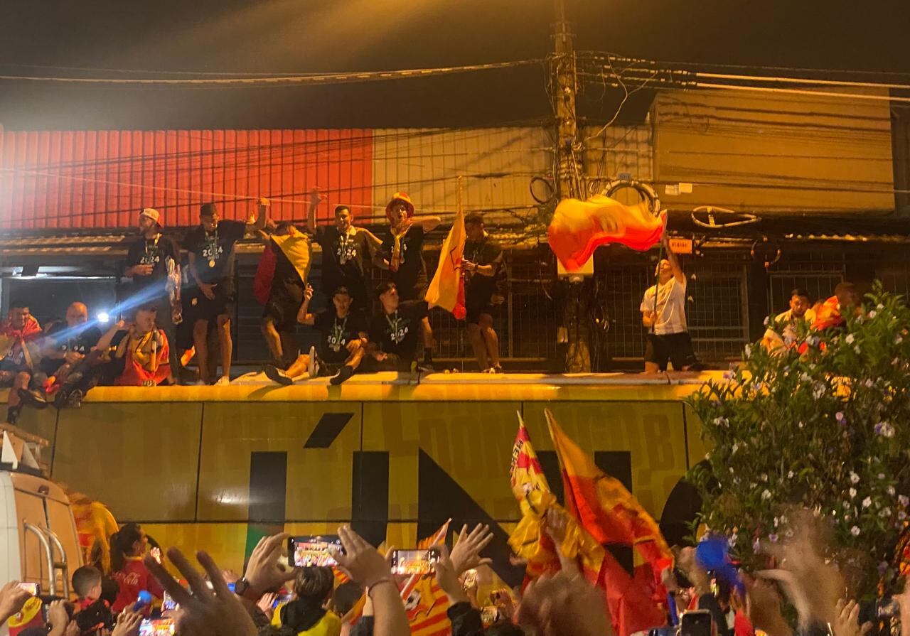 Festejo de los aficionados del Herediano tras ganar el título número 30