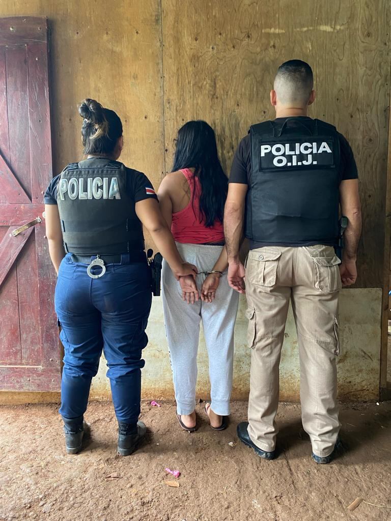 El OIJ de Los Chiles allanó casa de una pareja de 23 años y los detuvo por ventas de droga. Foto: OIJ