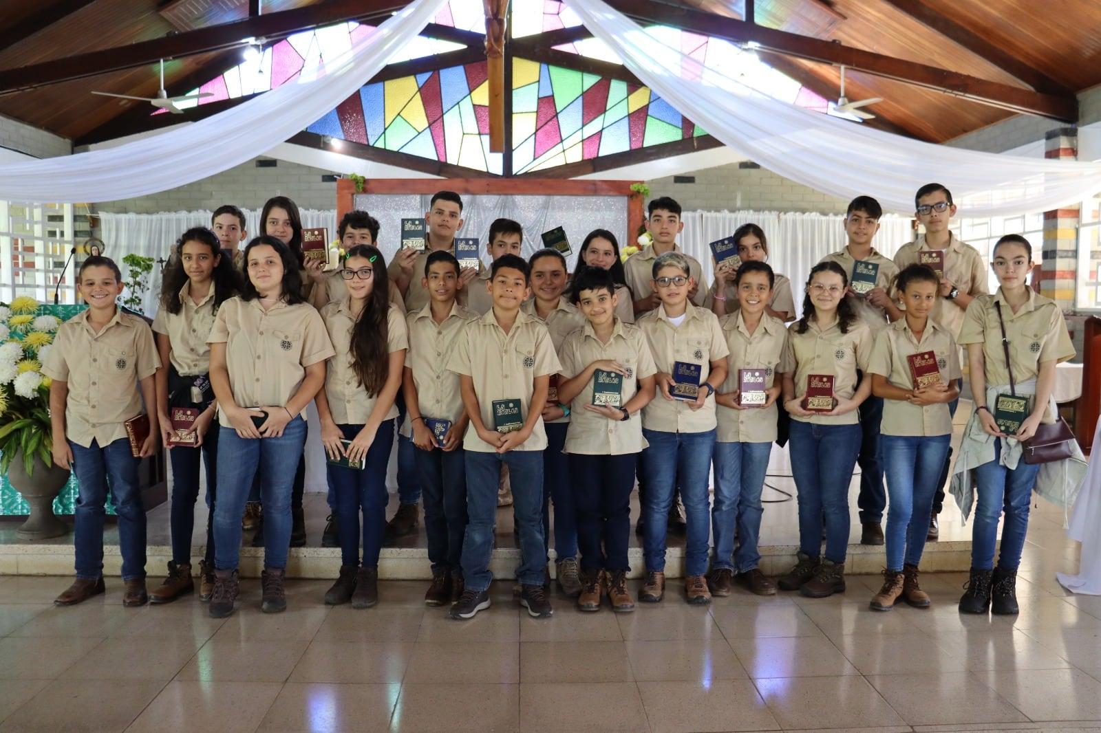 Los estudiantes de sétimo año del Benemérito Colegio Agropecuario de San Carlos recibieron la Santa Biblia como regalo el primer día de clases.