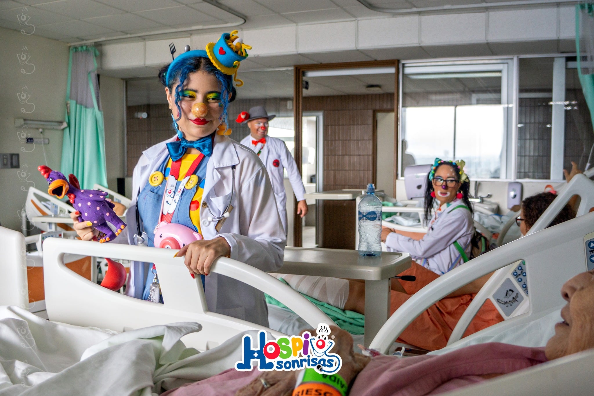 La microbióloga Angie Cervantes Rodríguez creó en el 2007 Hospisonrisas. Ella es la payasita "Solución Salina 90-60-90". Los doctores sonrisa alegran a pacientes, familiares y personal médico de todos los hospitales del país.