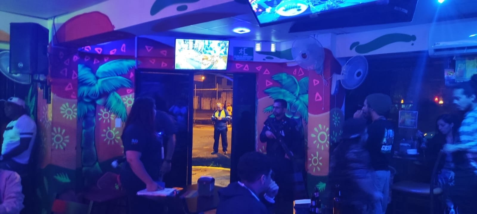 Los bares y restaurantes de San José están muy enojados con el nuevo alcalde de San José, Diego Miranda Méndez, quien responsabilizan de realizar operativos con la Policía Municipal, para cerrar “a como de lugar” bares y restaurantes “sin pensar en la afectación que esto significa”