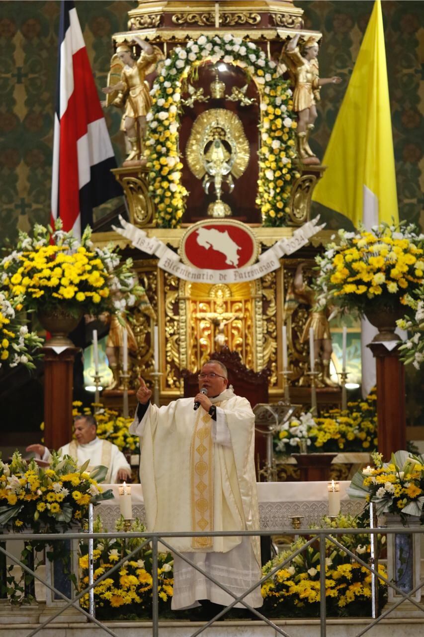 El padre Sergio Valverde de Obras del Espíritu Santo nos pareció perfecto para formar parte de esta novena que le hacemos a la Negrita, porque como él mismo dice: ““Confieso que estoy enamorado de la virgencita de los Ángeles”.