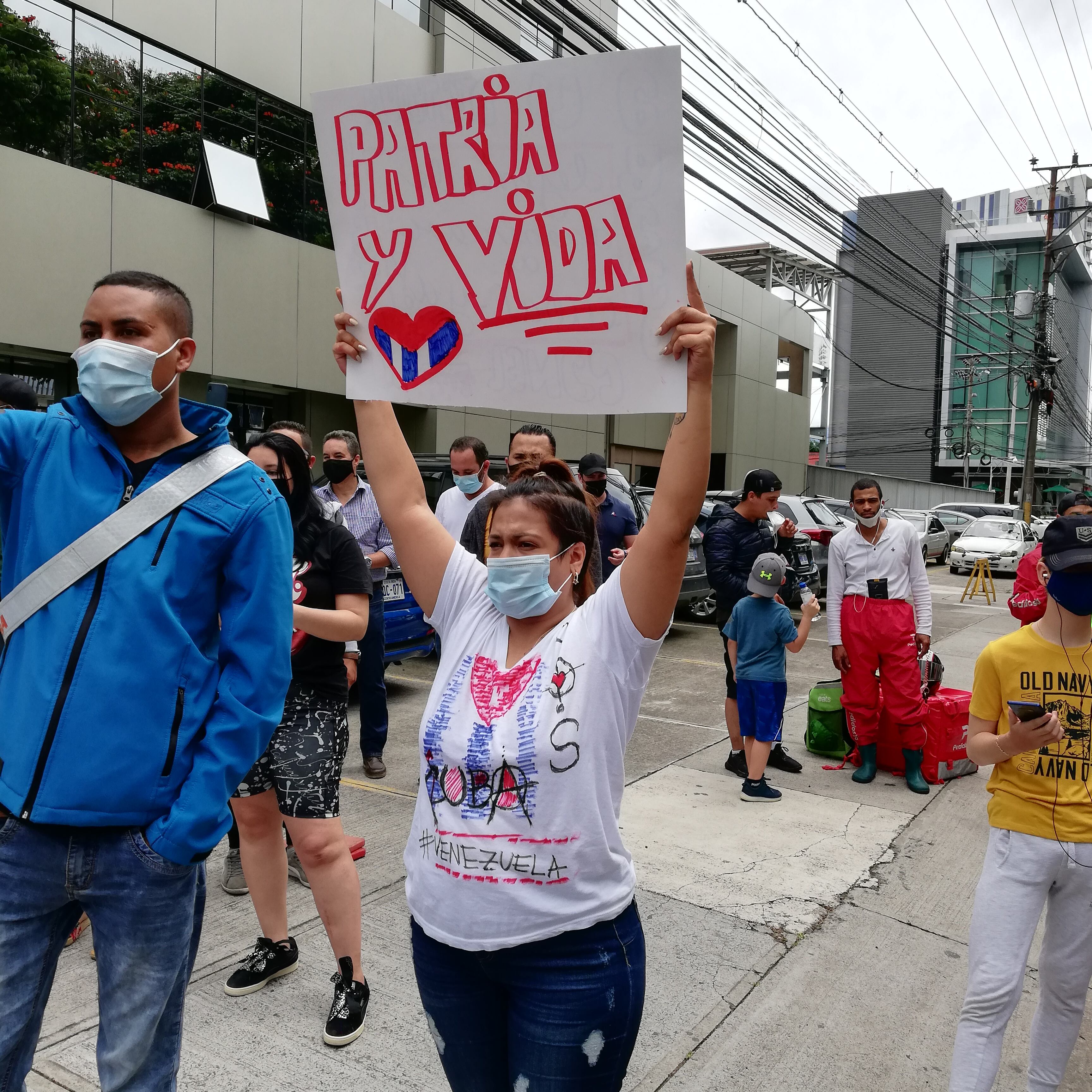 Manifestación pacífica que este 13 de julio organizó la comunidad cubana que vive en Costa Rica en la cual pidieron por un alto a las muertes de sus paisanos en la isla y el fin de la dictadura.