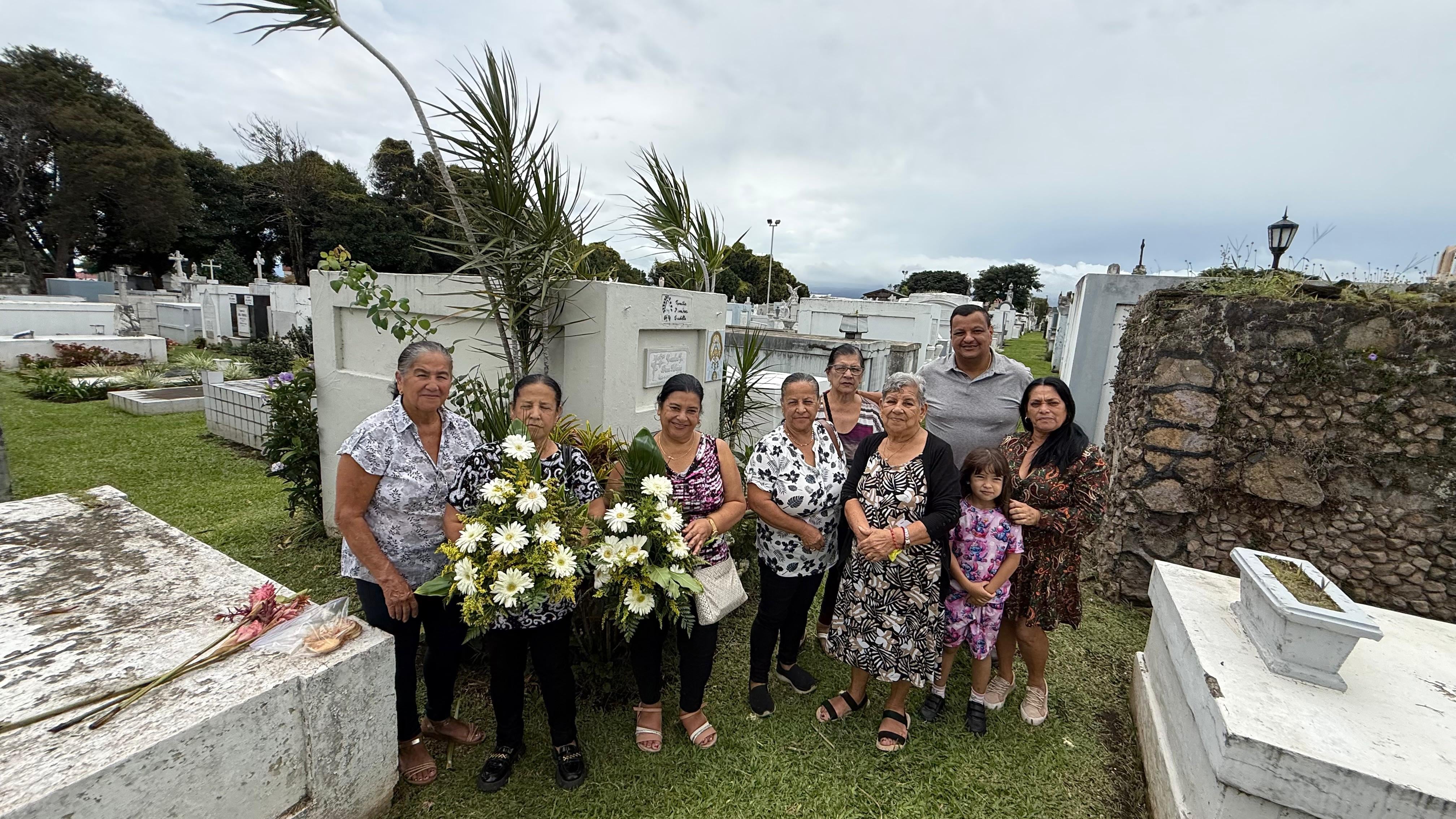 El sábado 15 de agosto del 2026, Día de las Madres, realizamos un recorrido por tres cementerios en San José: el Obreros, el General y el Municipal de Desamparados. En la foto, la familia Chacón Ramírez visitando la tumba de la mamá y hermana.