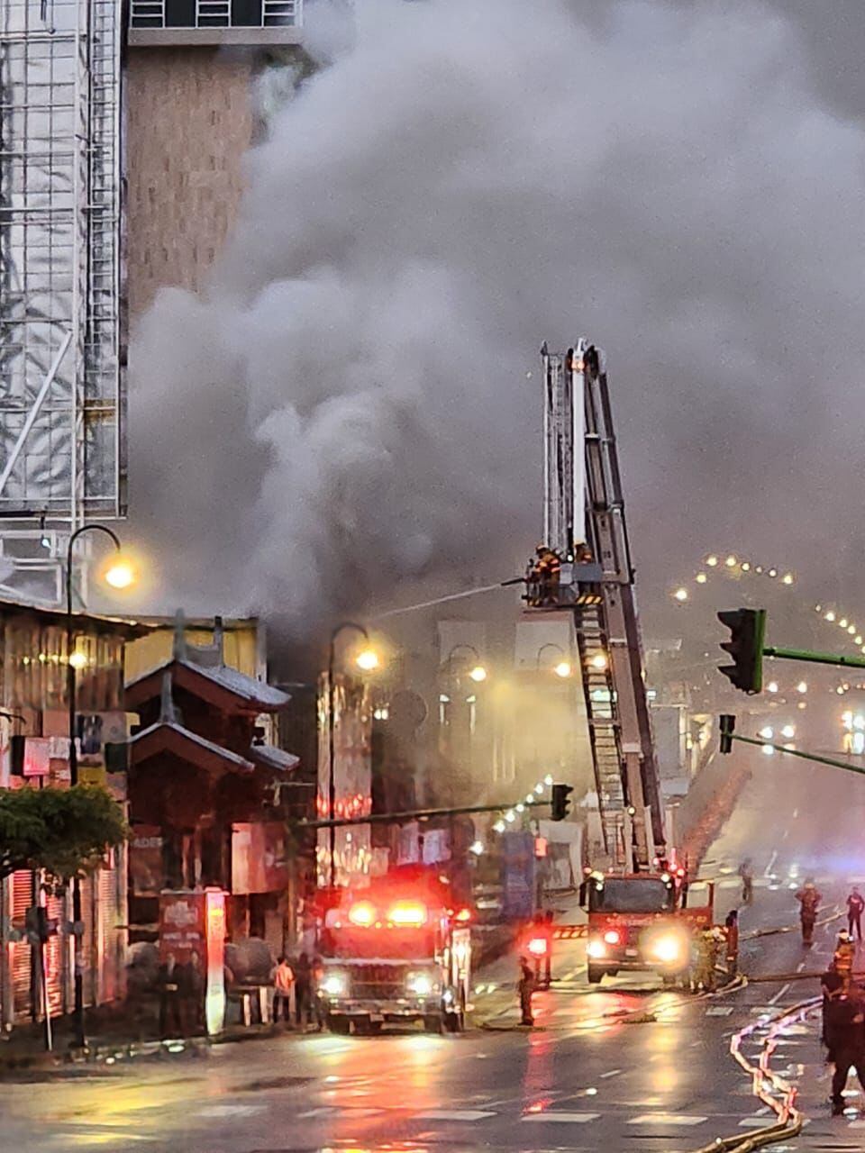 Fueron necesarias dos unidades de plataforma de las estaciones metropolitanas, pues el fuego se desarrolló en la parte alta, que era de difícil acceso. Foto: Cortesia de Bombeos.