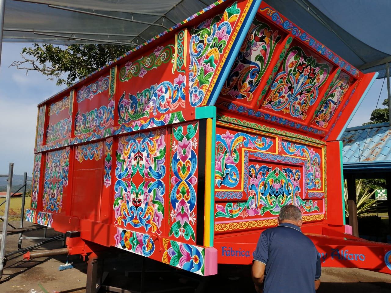En el proceso de restauración, Ronald Alpízar fue el artista encargado de pintar la carreta más grande del mundo que tienen en Sarchí.