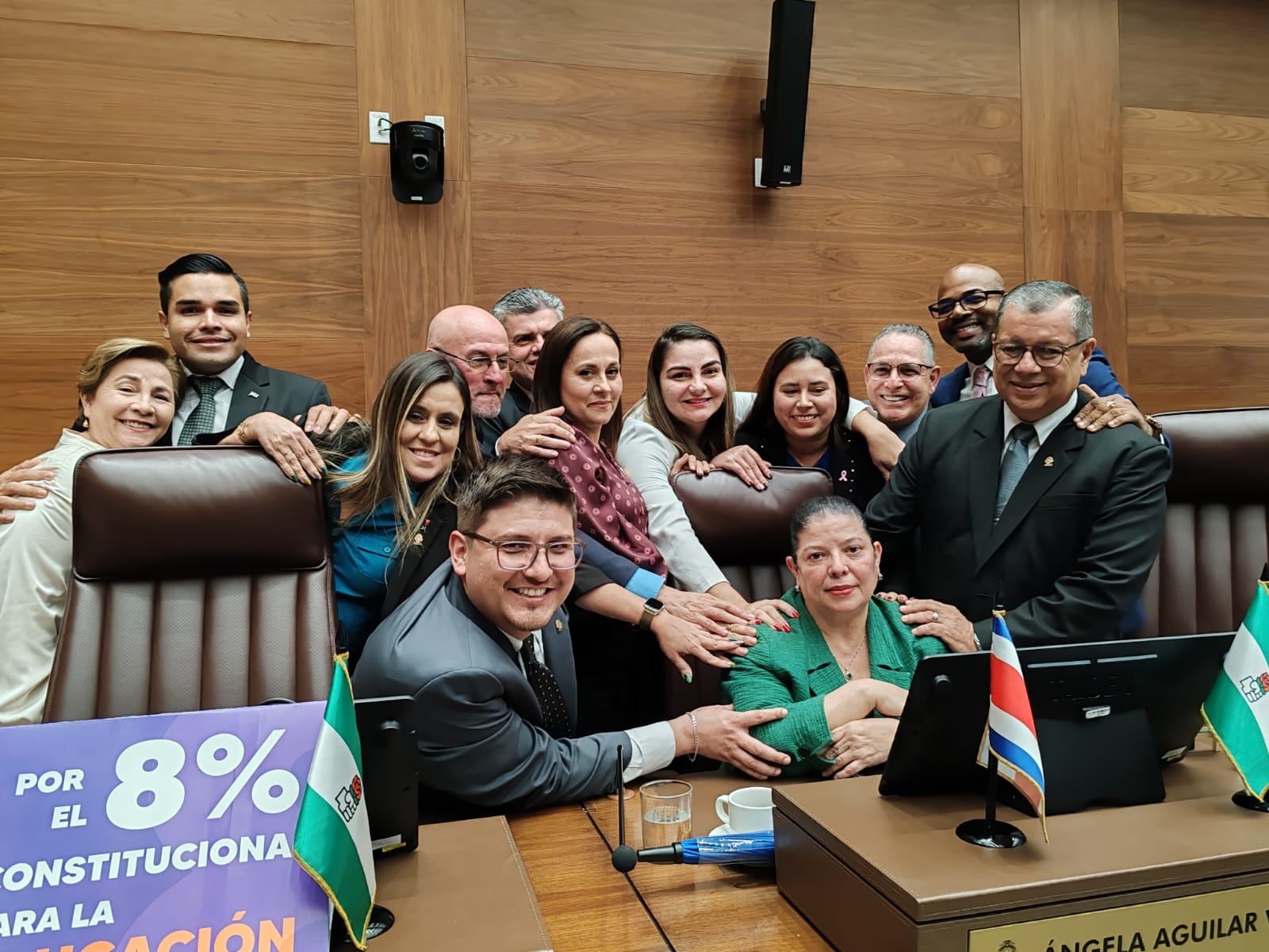 Diputados del PLN se solidarizaron con su compañera Ángela Aguilar, luego que se viese obligada a retirar un proyecto en beneficio de la Ciudadela IMAS en Vara Blanca, para que el PPSO presentara una iniciativa casi idéntica.