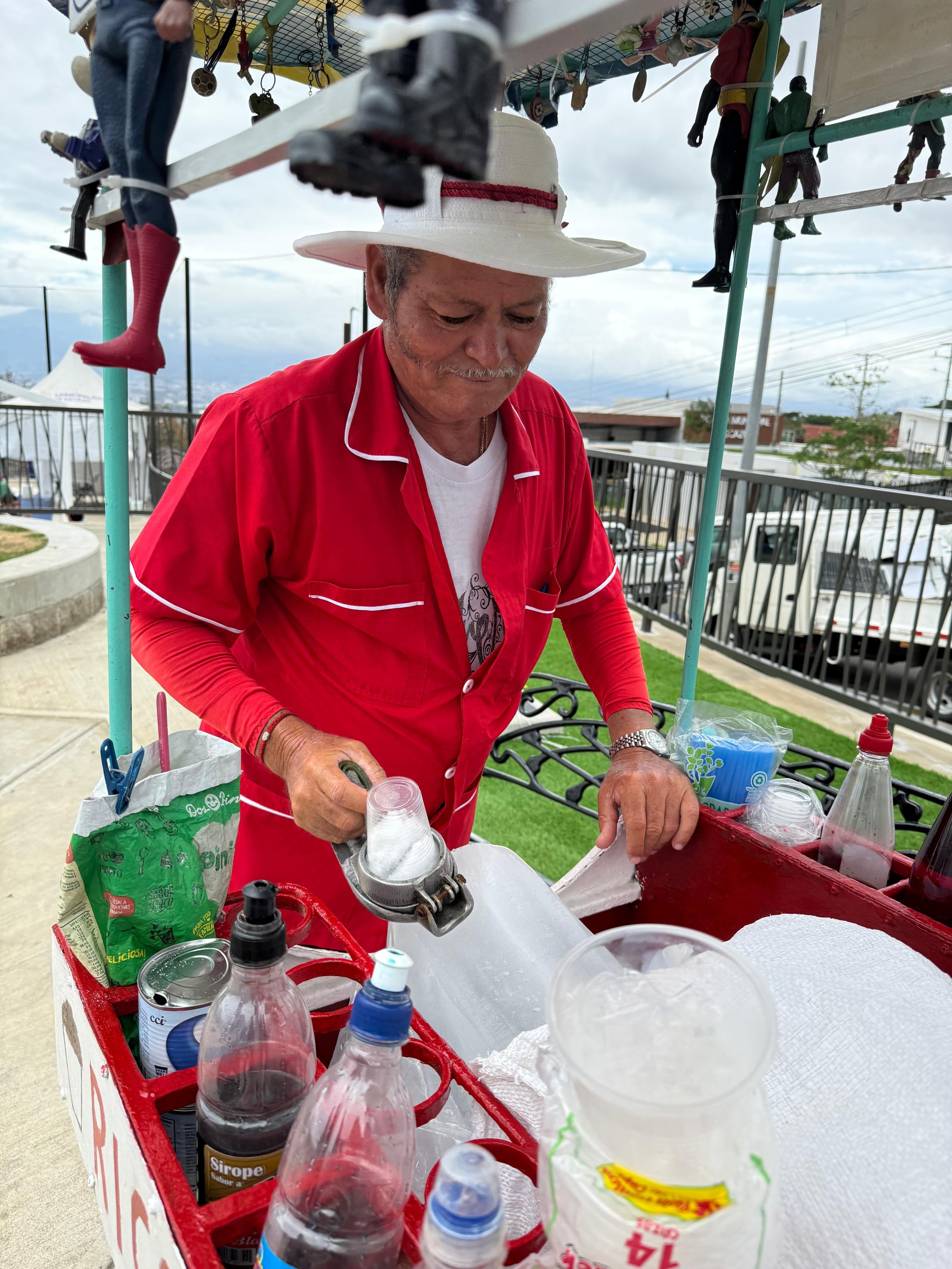 Don José Luis Umaña Chávez, un hombre de 65 años de edad, es el copero de oro de San Antonio de Escazú que tiene 49 años endulzando la vida con trabajo y puro corazón