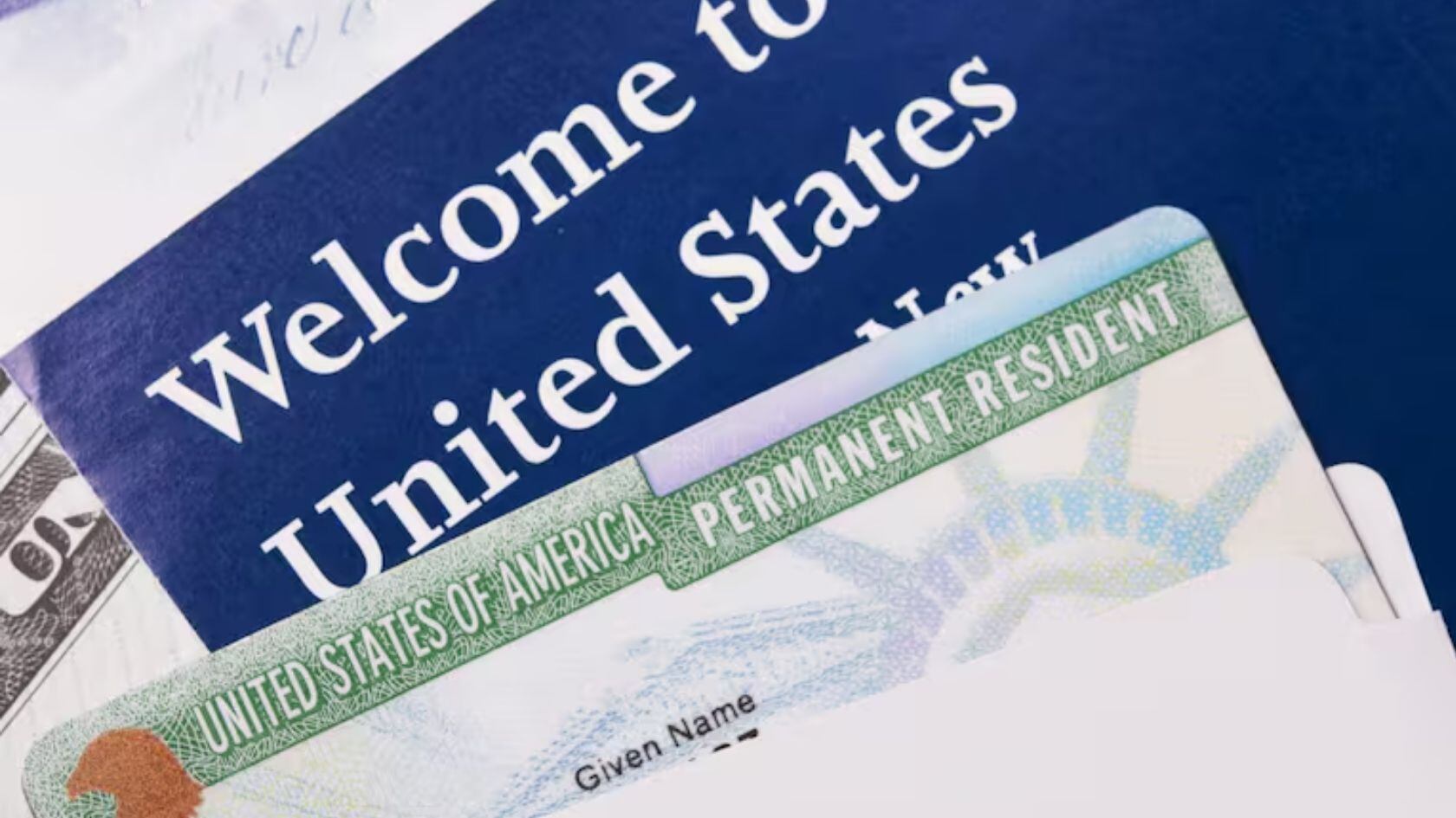 El USCIS detalla las normas que deben cumplir los residentes para no perder la green card por abandono o incumplimiento.