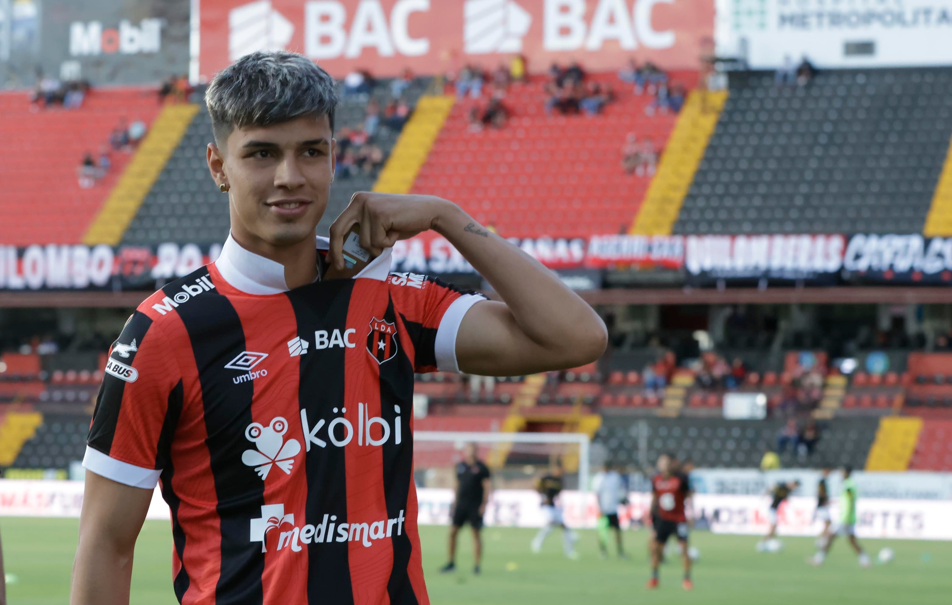 Fernando Lesme ingresó por primera vez a la cancha del Estadio Alejandro Morera Soto vestido con la camisa de Alajuelense tras su presentación oficial y el liguismo le aplaudió.