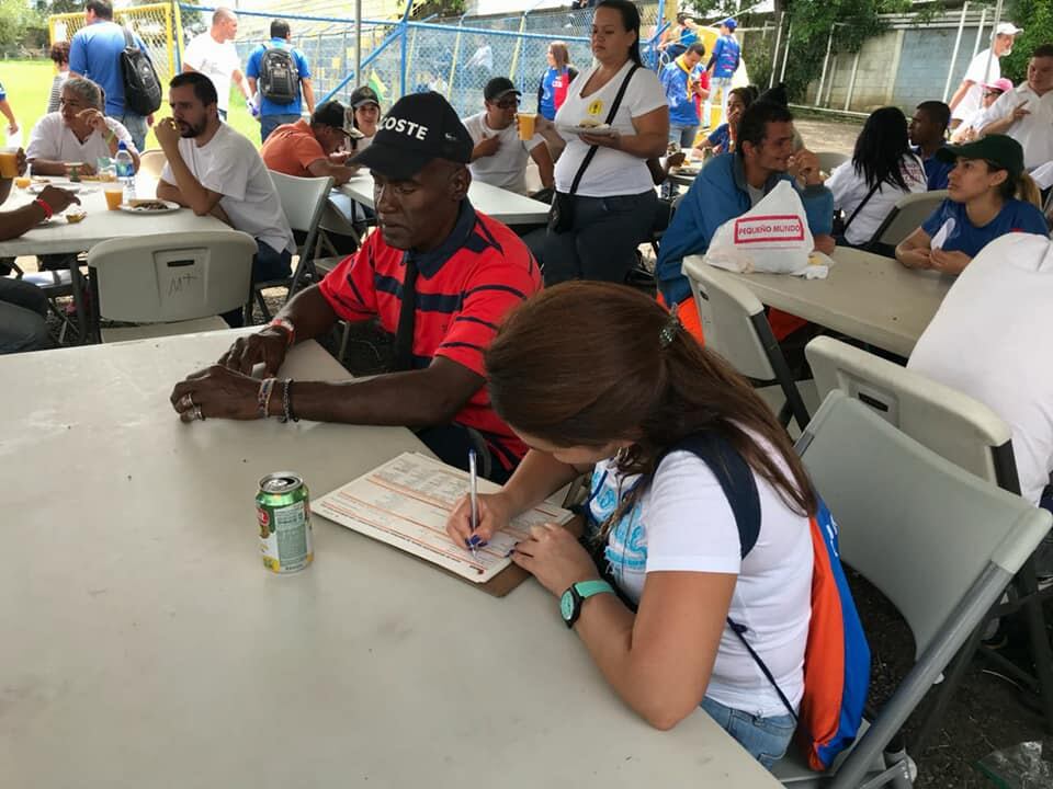 La Fundación Lloverá no da comida por darla, por llenar panzas. No. Utiliza el alimento como una herramienta que les permite llegar hasta el indigente, el más necesitado y así ingresarlo en un programa que les permita reinsertarse en la sociedad