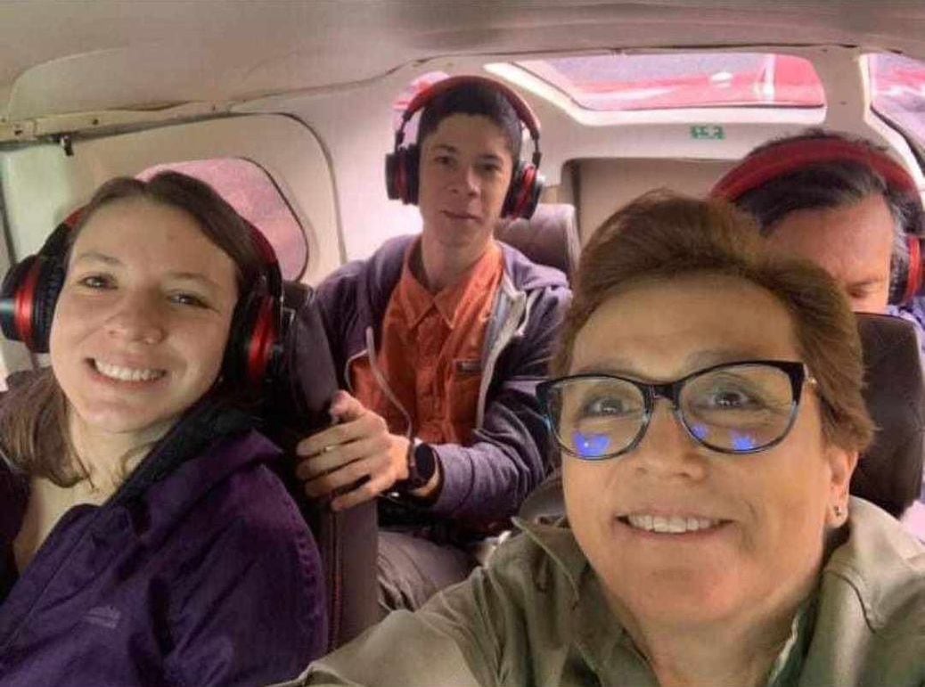 Paola de los Ángeles Amador Segura (izquierda) fue rescatada por los socorristas luego de que la avioneta en que viajaba con otras cinco personas cayera en los cerros de Escazú. Amador, de 31 años, era una de los cuatro pasajeros del vuelo. Los otros eran Gabriela Calleja Montealegre, Jean Franco Segura Prendas y Enrique Arturo Castillo Incera.