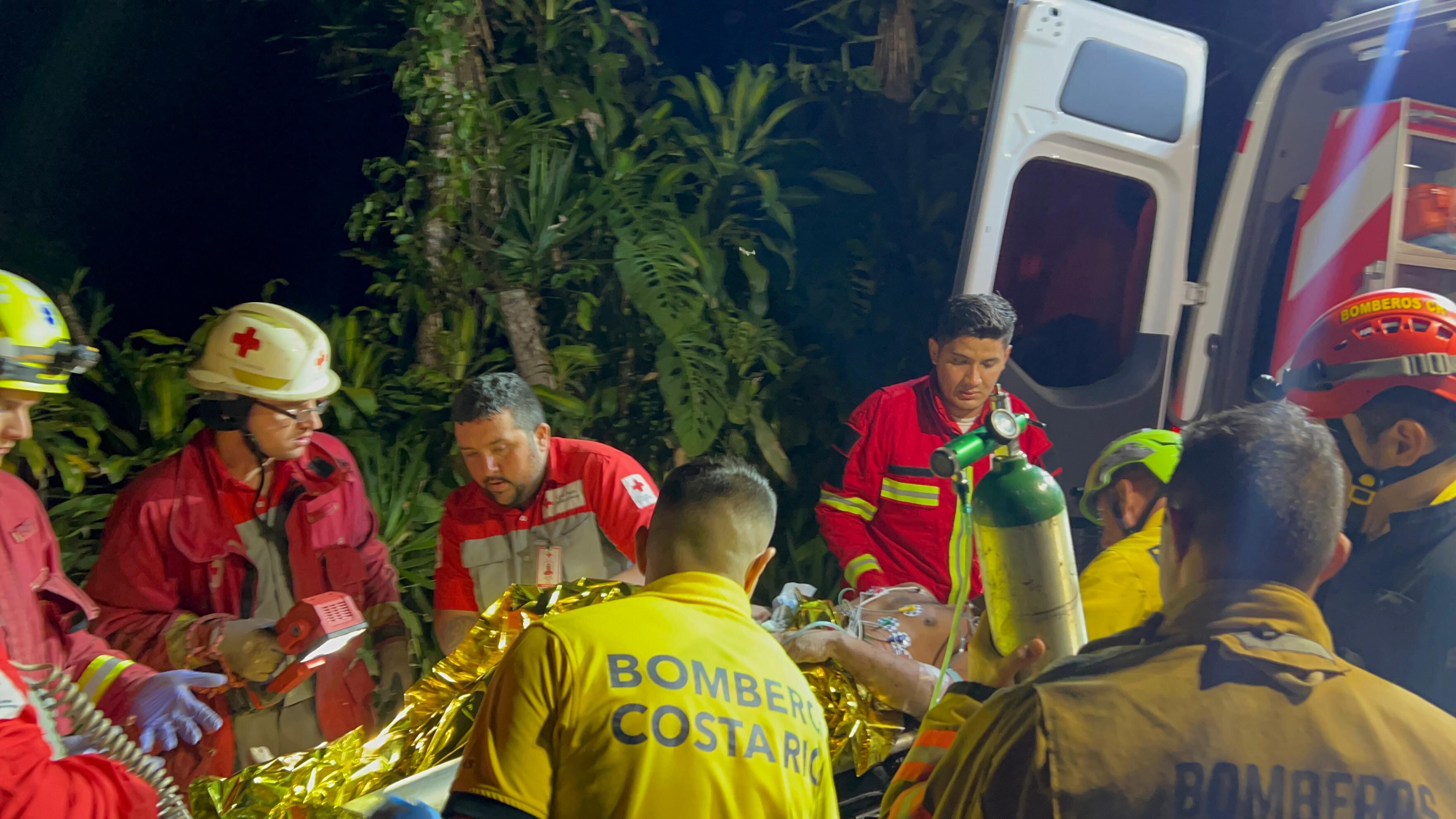 A las 3:15 a. m. de este jueves, luego de 16 horas en el fondo del pozo, el trabajador de 33 años fue rasladado en condición crítica al Hospital San Juan de Dios. Foto: Cortesía Cruz Roja.