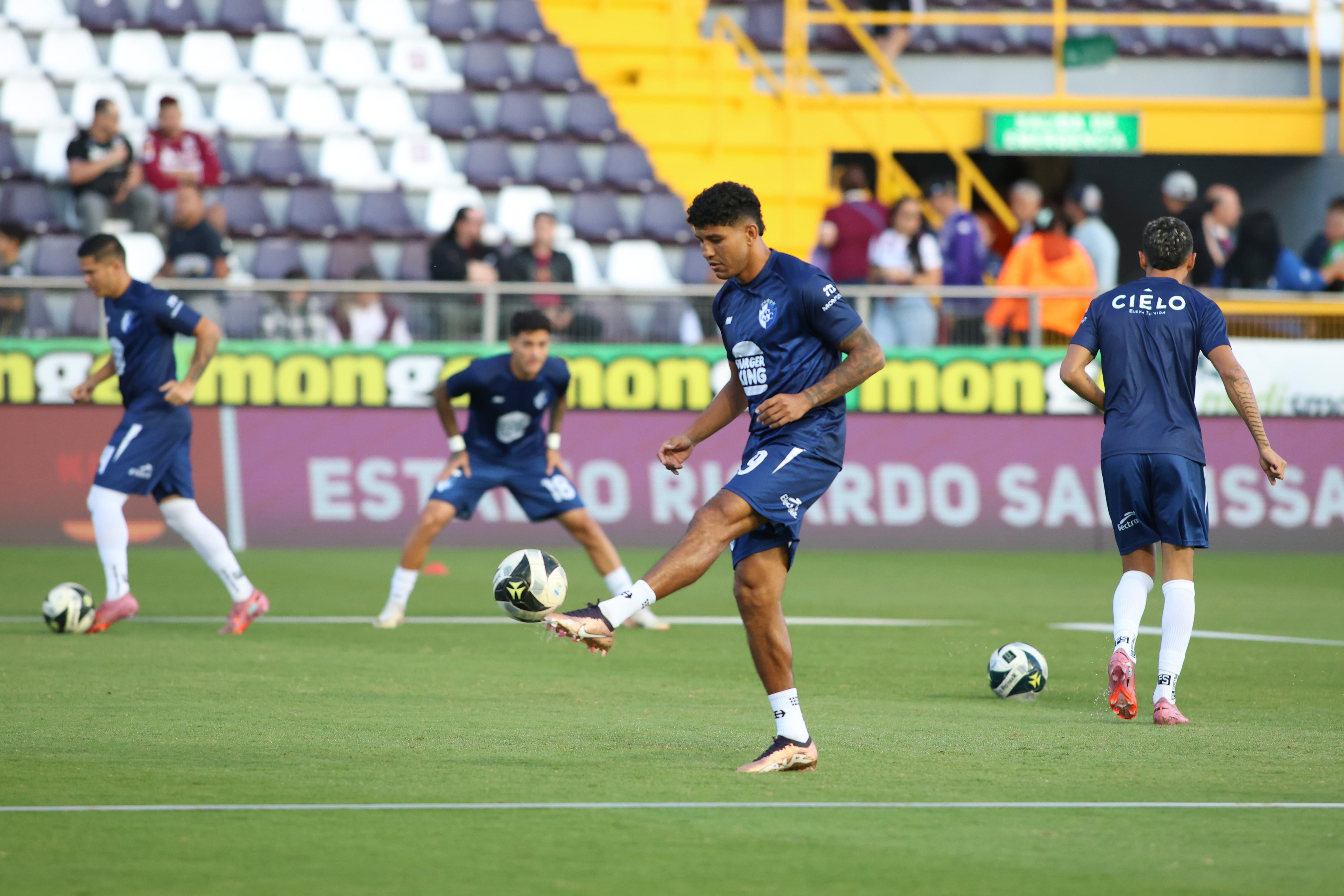 Saprissa Cartaginés Jornada 4 campeonato de fútbol primera división 25-01-2026
En la foto: Calentamiento de los equipos, Jose Francisco Porras
Fotografía Jonathan Jiménez Flores