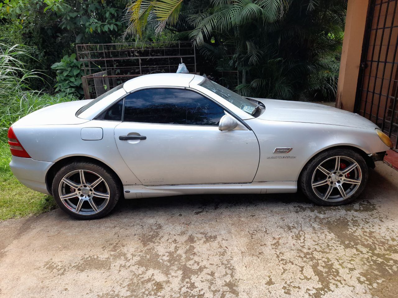 Mercedes Benz SLK, año 1999, Jonathan Solano, chuzo