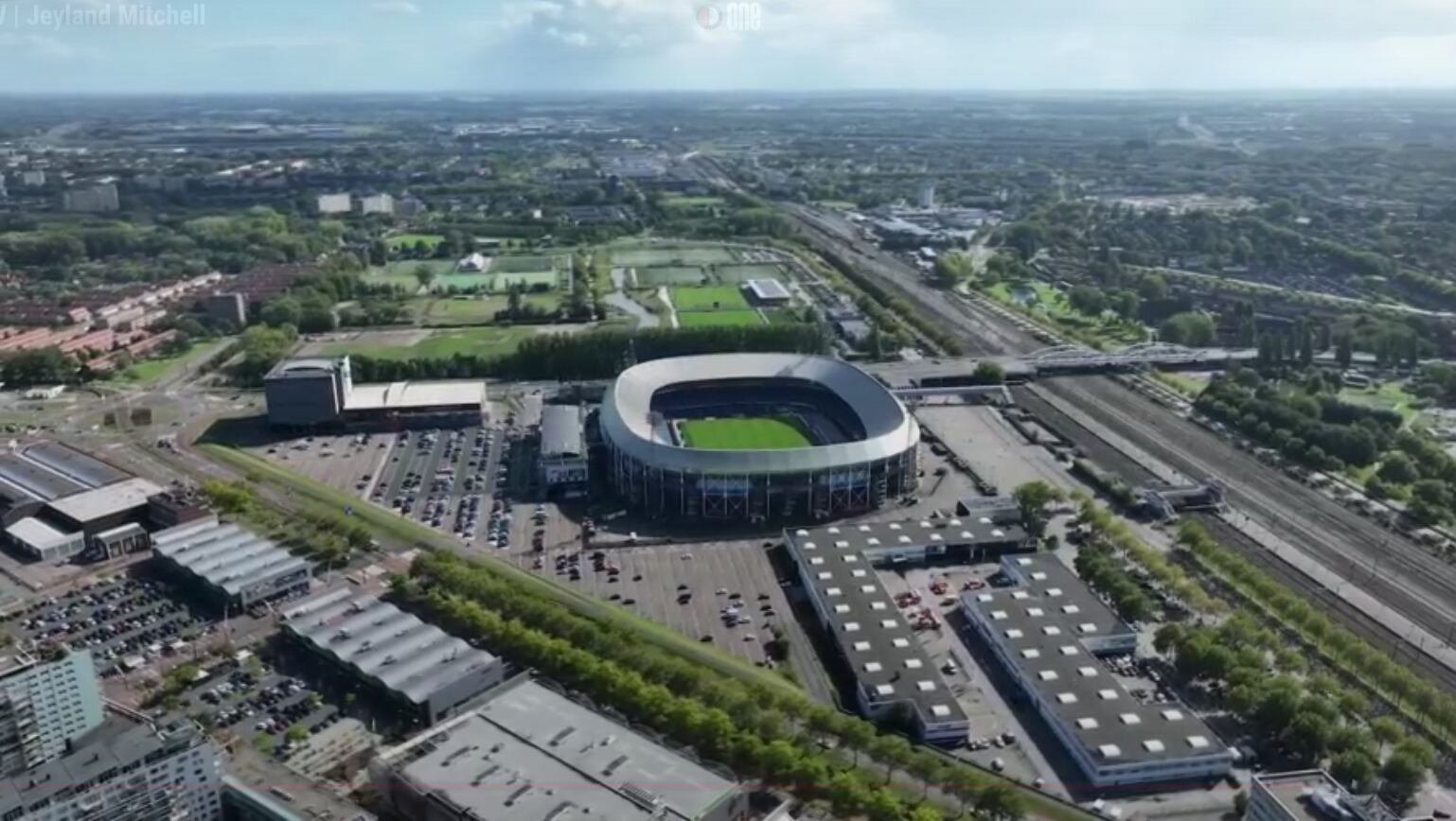 El Stadion Feijenoord donde el Feyenoord juega sus partidos como local, la nueva casa de Jeyland Mitchell. Foto: Captura de pantalla.