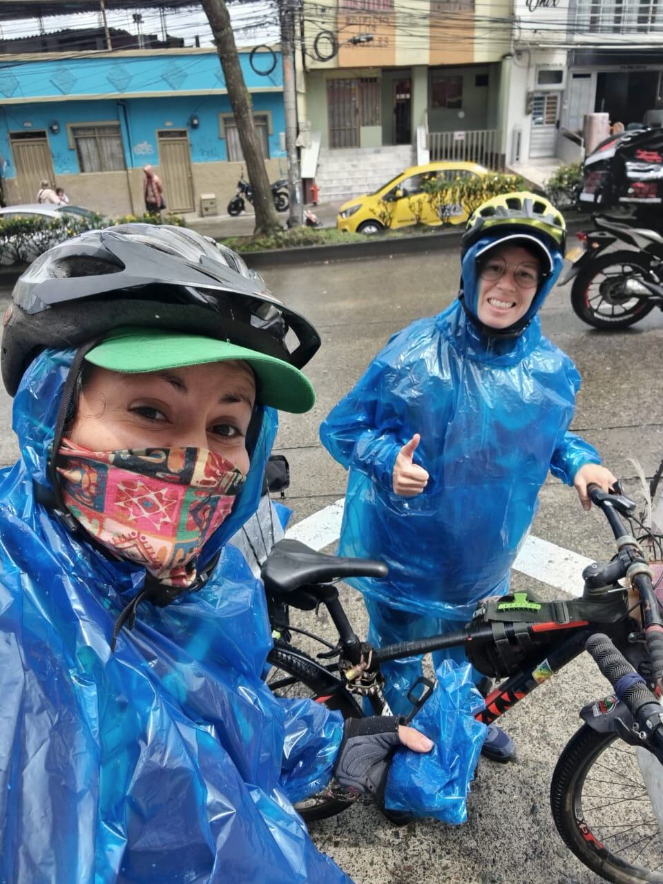 Melissa Cambronero y Carolina Rosales, de 33 y 34 años respectivamente, son dos guapileñas que, junto a su perrita Chiky, viajan en bicicleta de Guápiles a la Patagonia, salieron en agosto del 2024