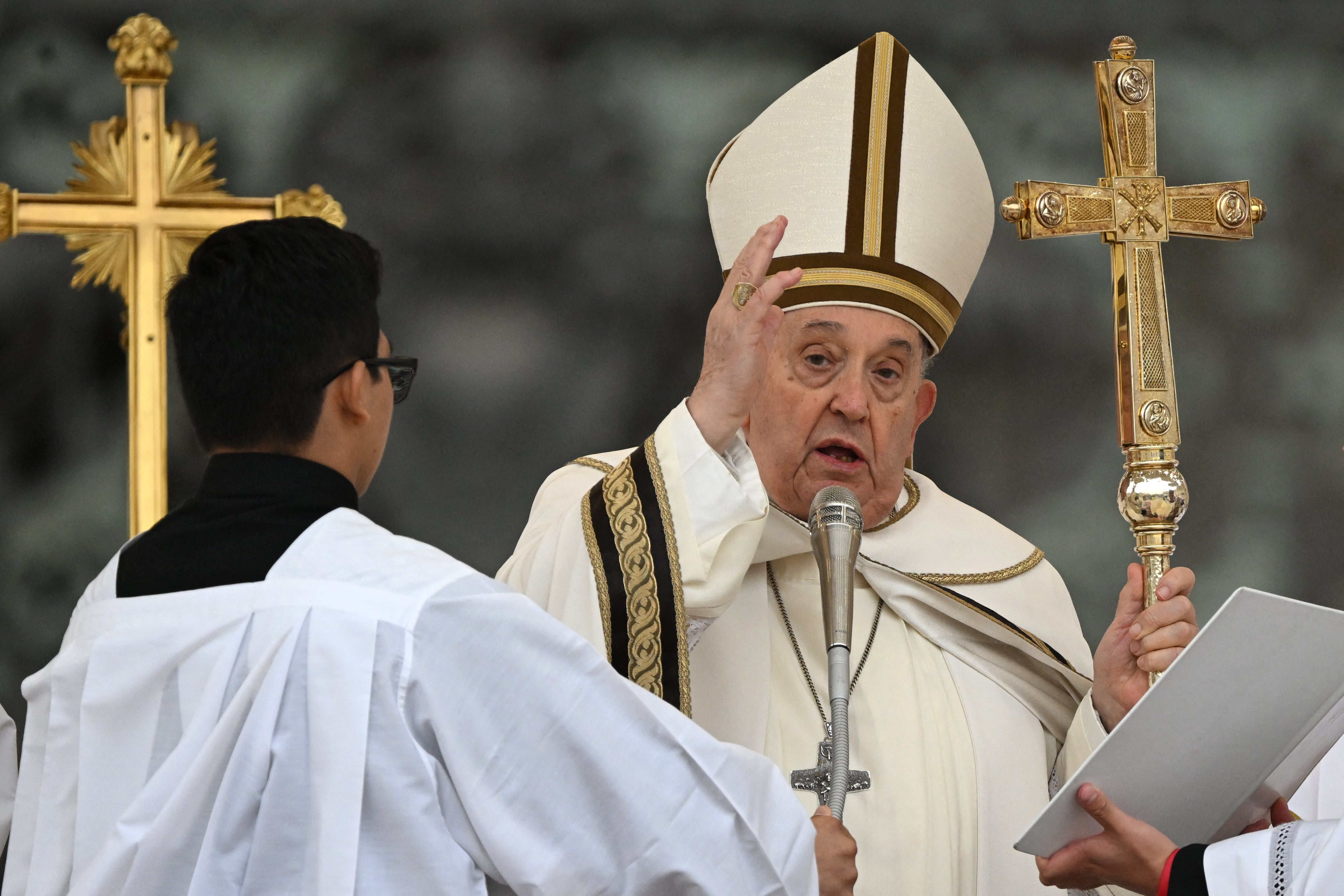 El papa Francisco bendice a la multitud durante la Misa de Pascua como parte de las celebraciones de la Semana Santa de este año, en la plaza de San Pedro en el Vaticano.