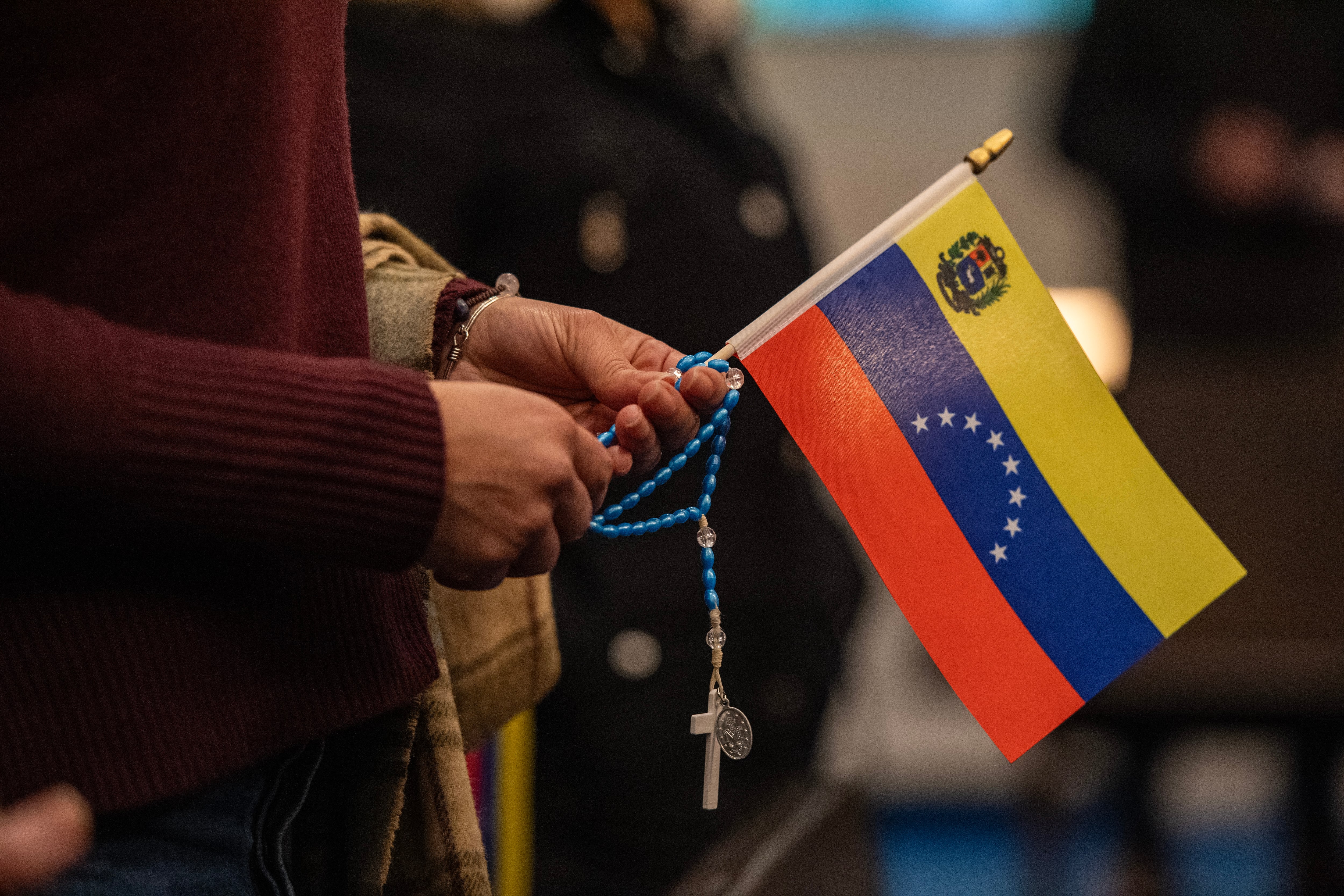 Personas participan en un servicio de oración especial en respuesta a la destitución del presidente venezolano Nicolás Maduro en la parroquia de Santo Tomás de Aquino en Boston, Massachusetts, este 4 de enero. Fotografía: