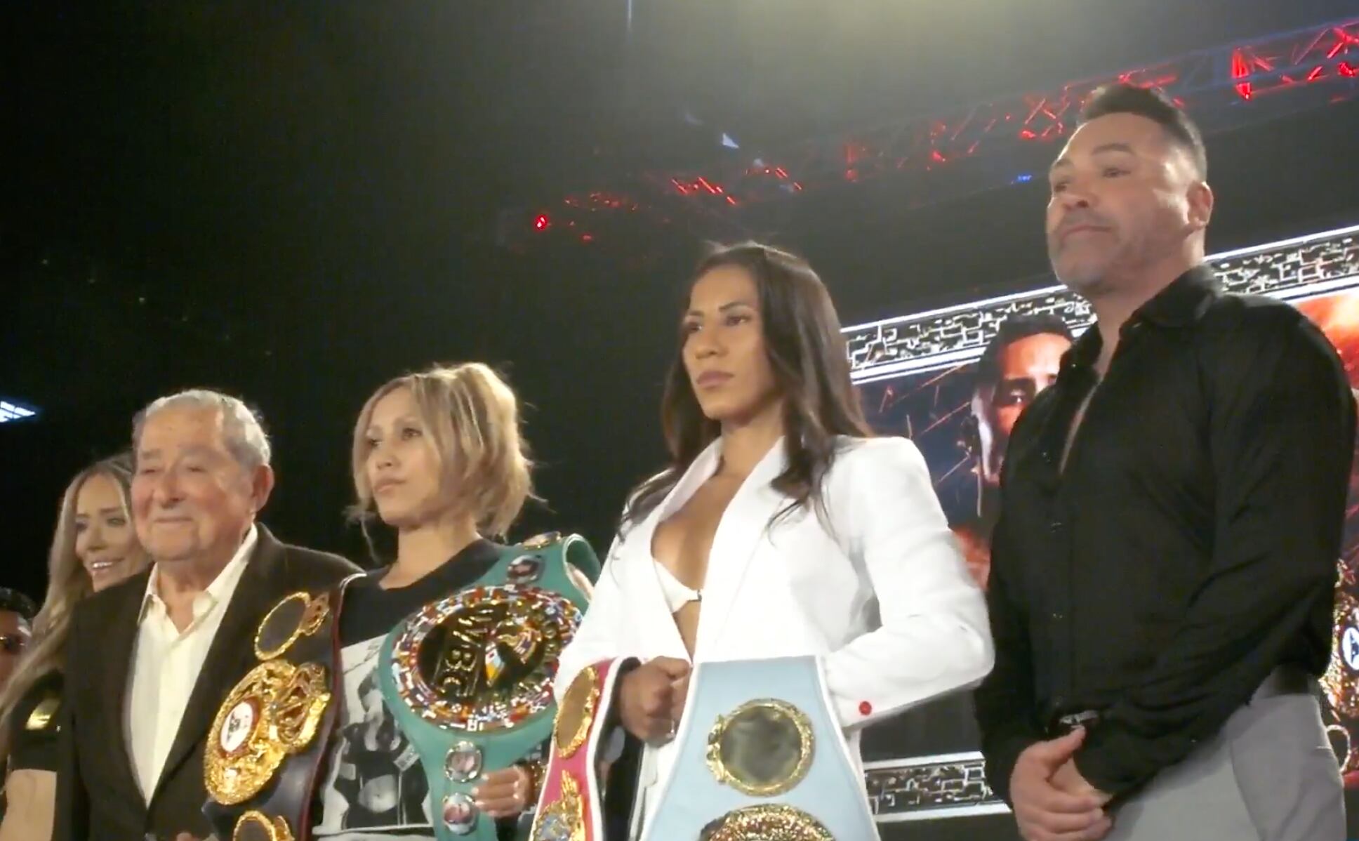 Yokasta Valle posó junto a su promotor Óscar de la Hoya y su rival Seniesa.