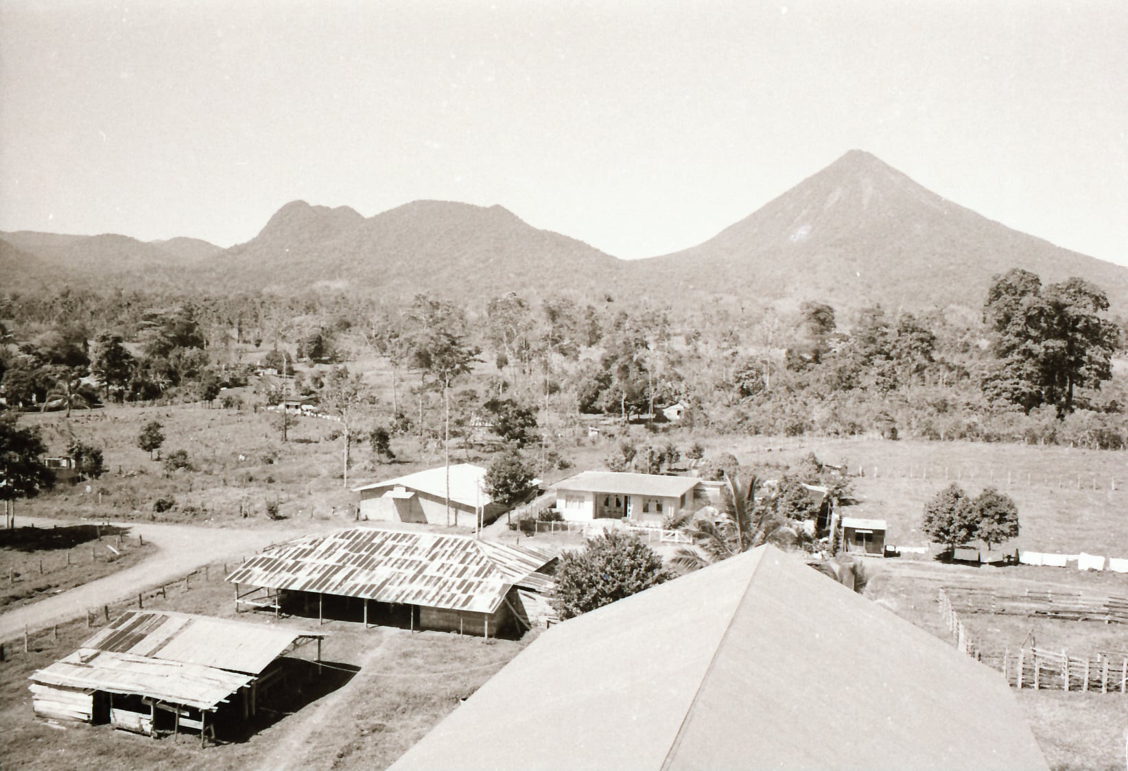 El 29 de julio de 1968 lo que se creía era el cerro Arenal explotó y demostró que lejos de ser un cerro era un volcán, el volcán Arenal, en esa explosión perdieron la vida más de 80 personas y quedaron sepultados los pueblos de Tabacón, Pueblo Nuevo y San Luis.