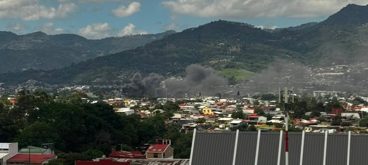 Un incendio que se desató la mañana del miércoles 15 de julio del 2026, en la recicladora Pilin, en Hatillo. Foto: Bomberos