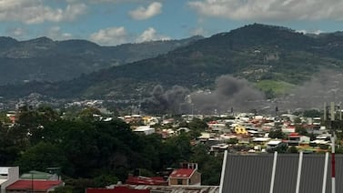 Última hora: Rescatan a dos personas de voraz incendio que consume una recicladora en Hatillo