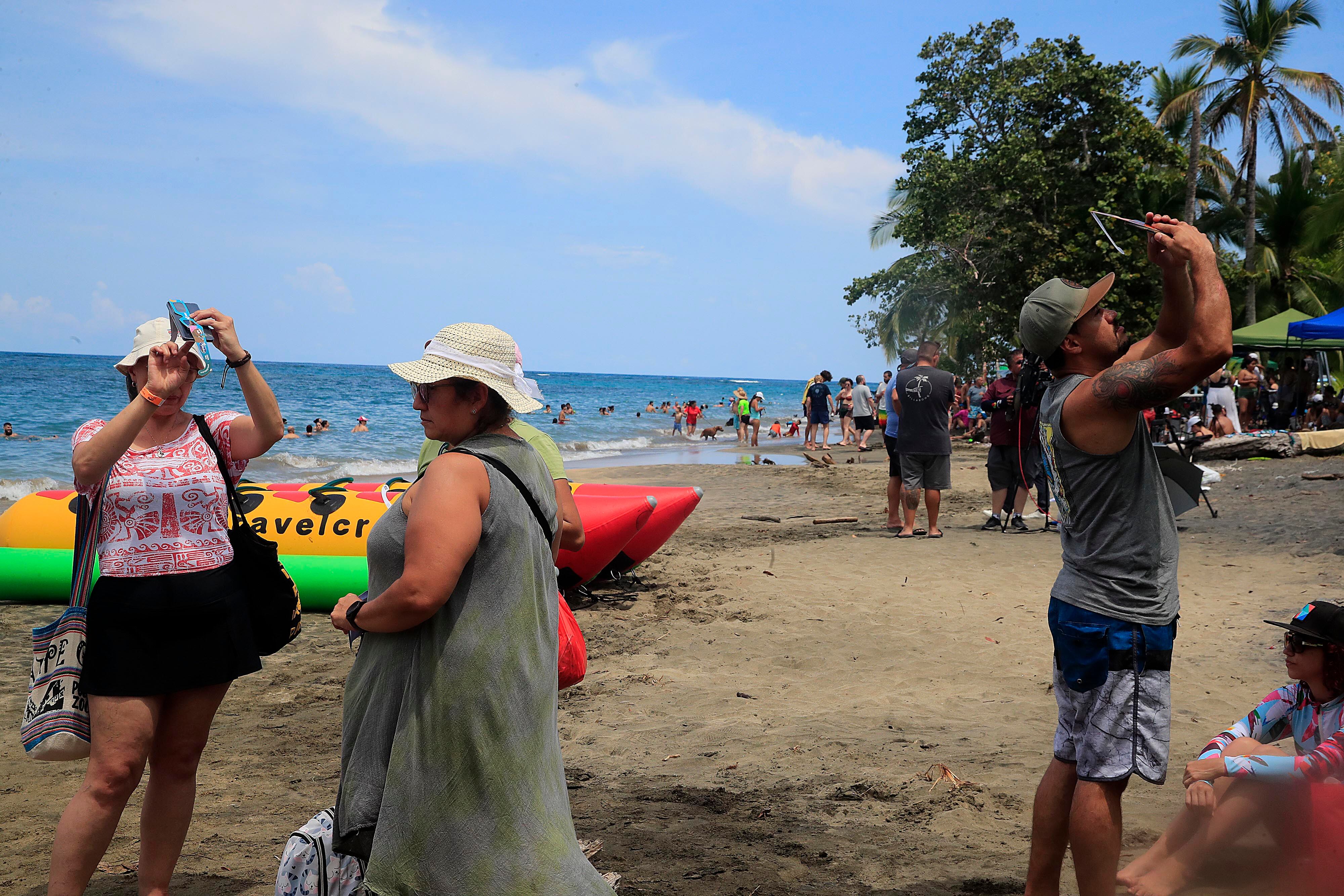 14/10/2023 Limón. Desde muy tempranas horas del día se vivió este sábado, en el atlántico de nuestro país, un gran ambiente en relación con el esperado eclipse anular de sol. Cientos de costarricenses se trasladaron a las playas del caribe sur para contemplar el anunciado acontecimiento astronómico del año, desde la parcialidad esperada para entre alrededor de las 10:15 a.m. y 1:50 p.m., pero sobre todo el punto de mayor esplendor apenas unos minutos después del mediodía. Foto: Rafael Pacheco Granados