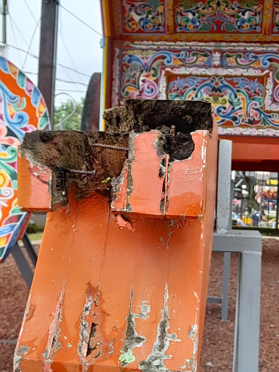 La carretota de Sarchí presenta varios deterioros en el timón y las ruedas principalmente y lanzaron campaña para restaurarla