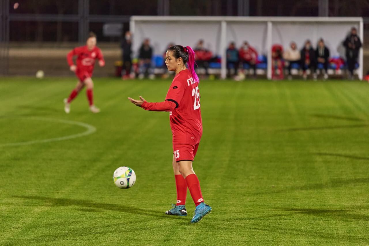 Michelle Montero Venegas, la jugadora de fútbol femenino que se fue a Israel como la más feliz del universo a cumplir el sueño de toda su vida porque ya desde los 7 años era la goleadora de las mejengas de hombres en la finca bananera El Álamo en Sarapiquí